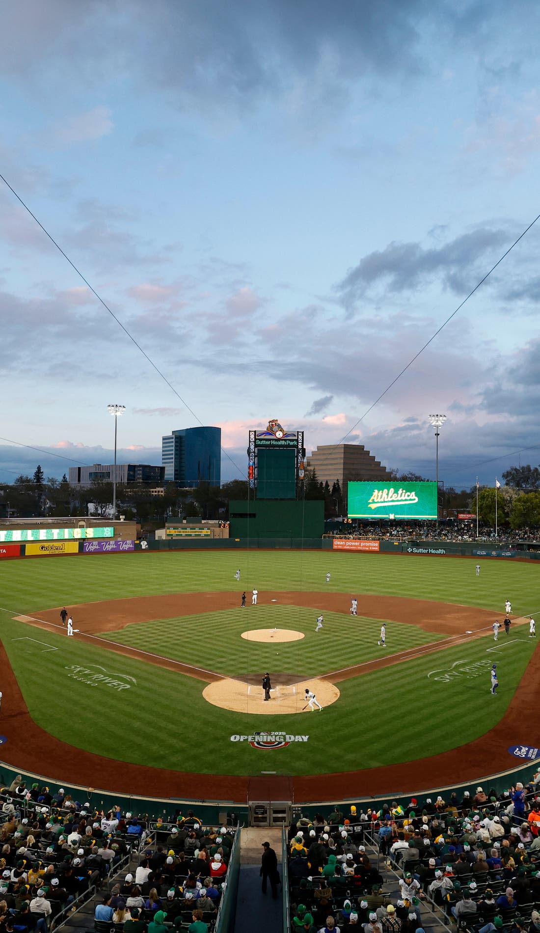 Vue d'un siège à un match Athletics contre Milwaukee Brewers, montrant les équipes en action