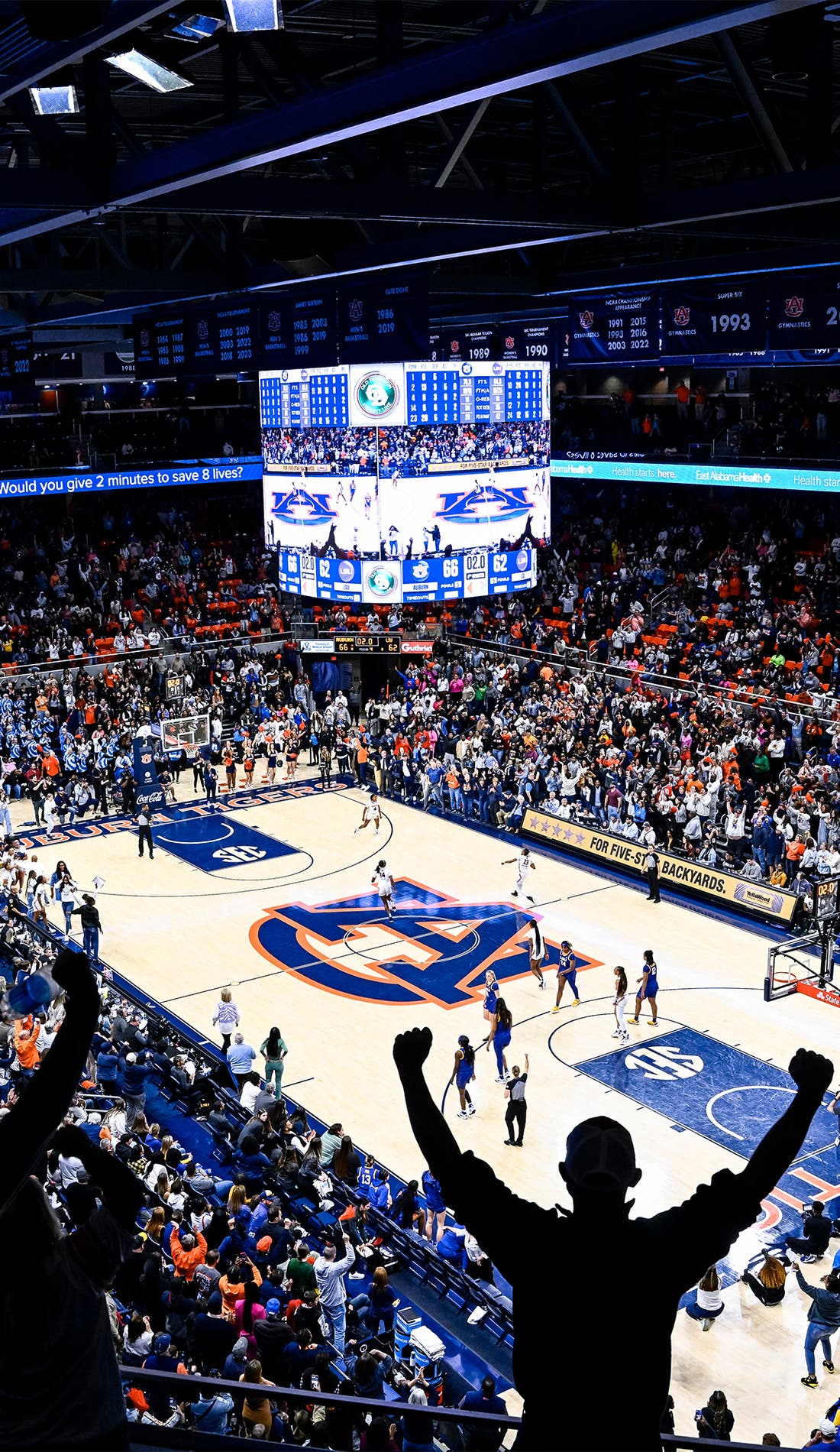 Vue d'un siège à un match Auburn Tigers Womens Basketball contre Missouri Tigers Womens Basketball, montrant les équipes en action