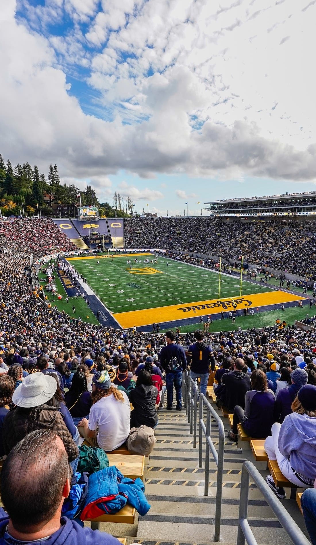 Vue d'un siège à un match California Golden Bears Football contre Idaho State Bengals Football, montrant les équipes en action