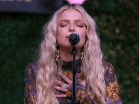 Smith's Olde Bar home performer