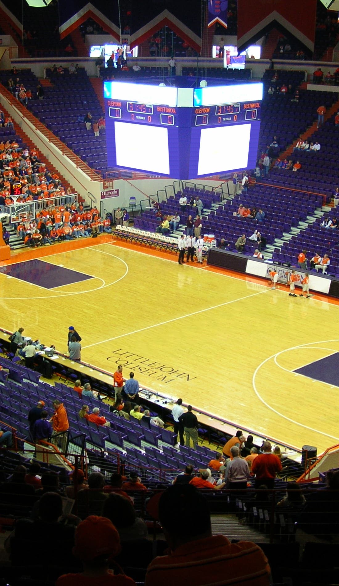 Vue d'un siège à un match Clemson Tigers Mens Basketball contre Robert Morris Colonials Mens Basketball, montrant les équipes en action
