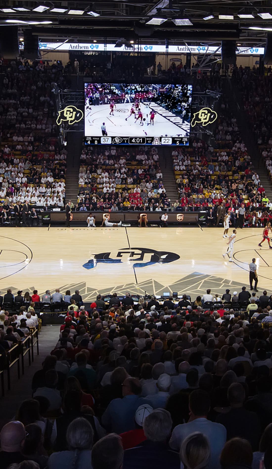 Vue d'un siège à un match Colorado Buffaloes Mens Basketball contre New Mexico Lobos Mens Basketball, montrant les équipes en action