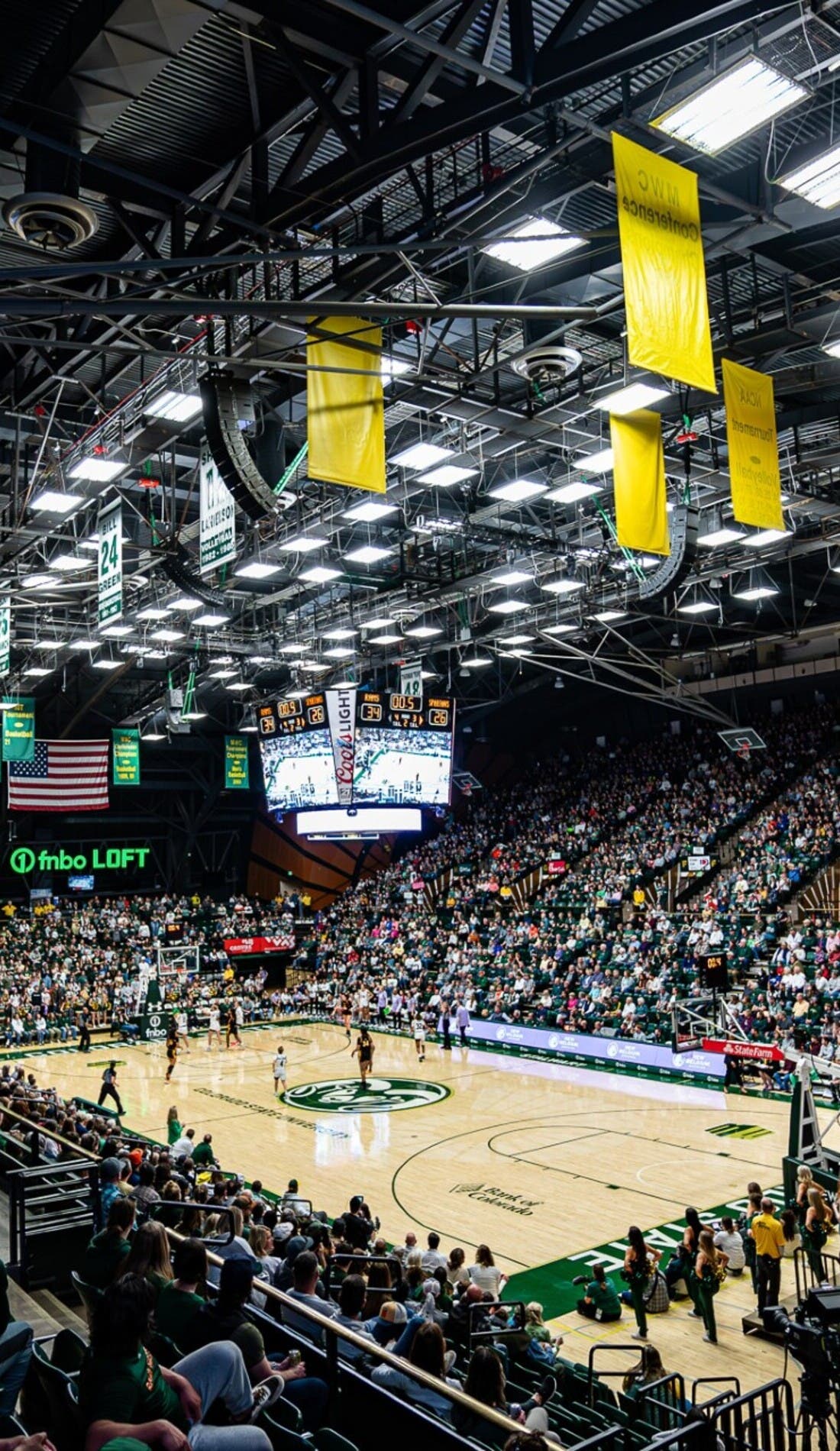 Vue d'un siège à un match Colorado State Rams Womens Basketball contre Wyoming Cowgirls Womens Basketball, montrant les équipes en action