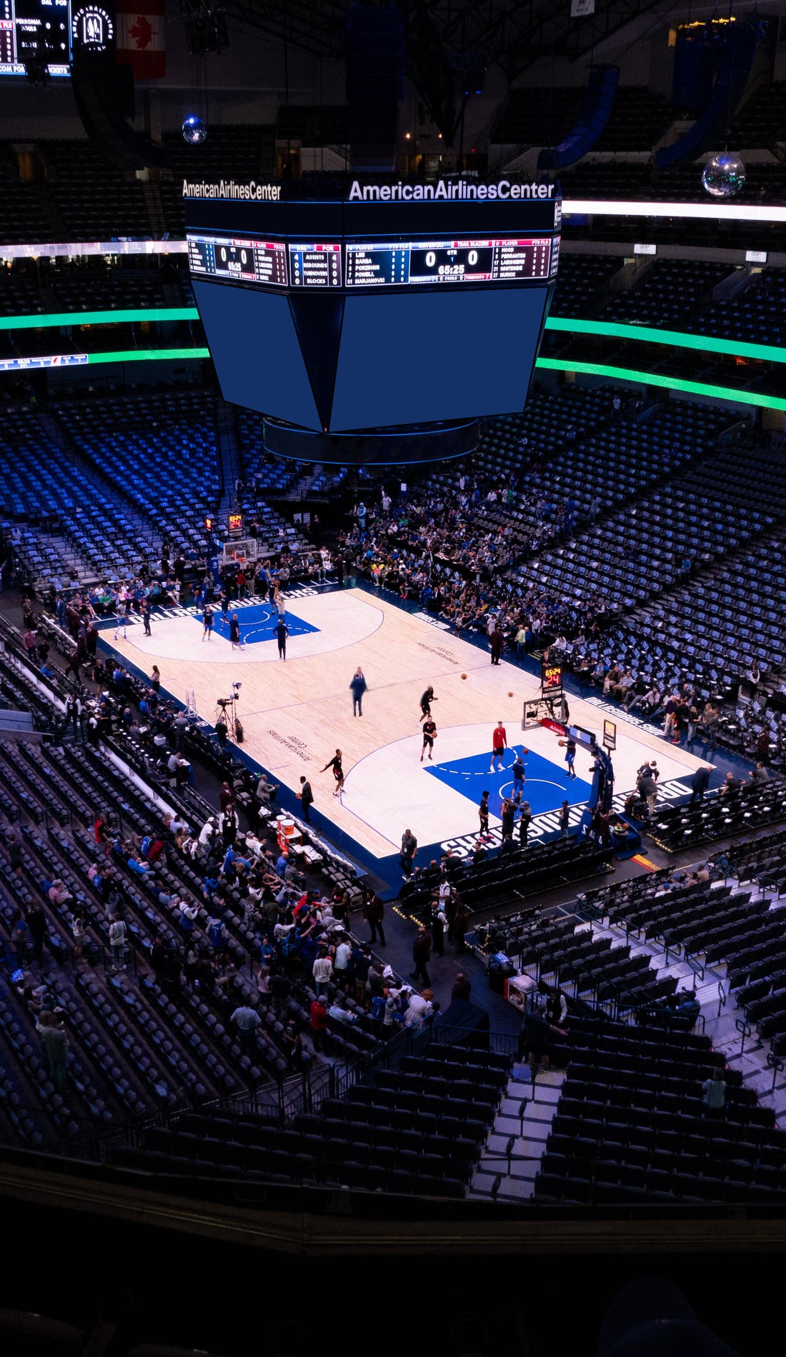 Vue d'un siège à un match Dallas Mavericks contre Houston Rockets, montrant les équipes en action
