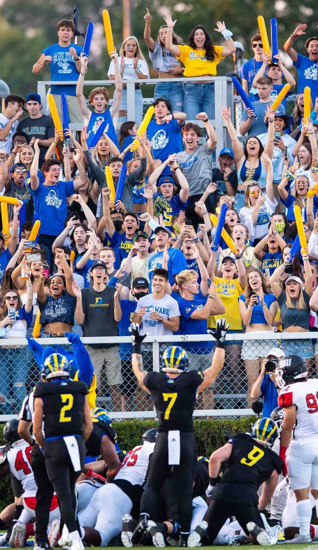 Vue d'un siège à un match Delaware Blue Hens Football contre James Madison Dukes Football, montrant les équipes en action
