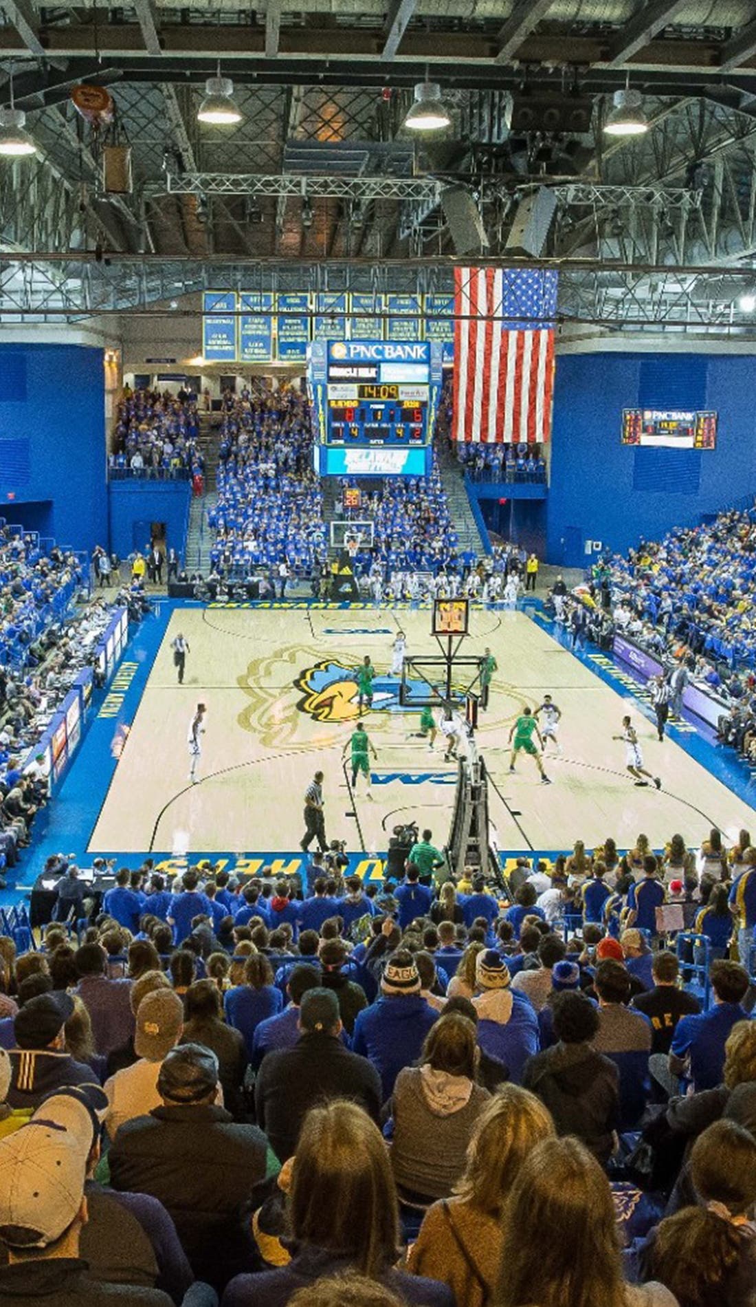 Vue d'un siège à un match Delaware Blue Hens Mens Basketball contre Bryant Bulldogs Mens Basketball, montrant les équipes en action