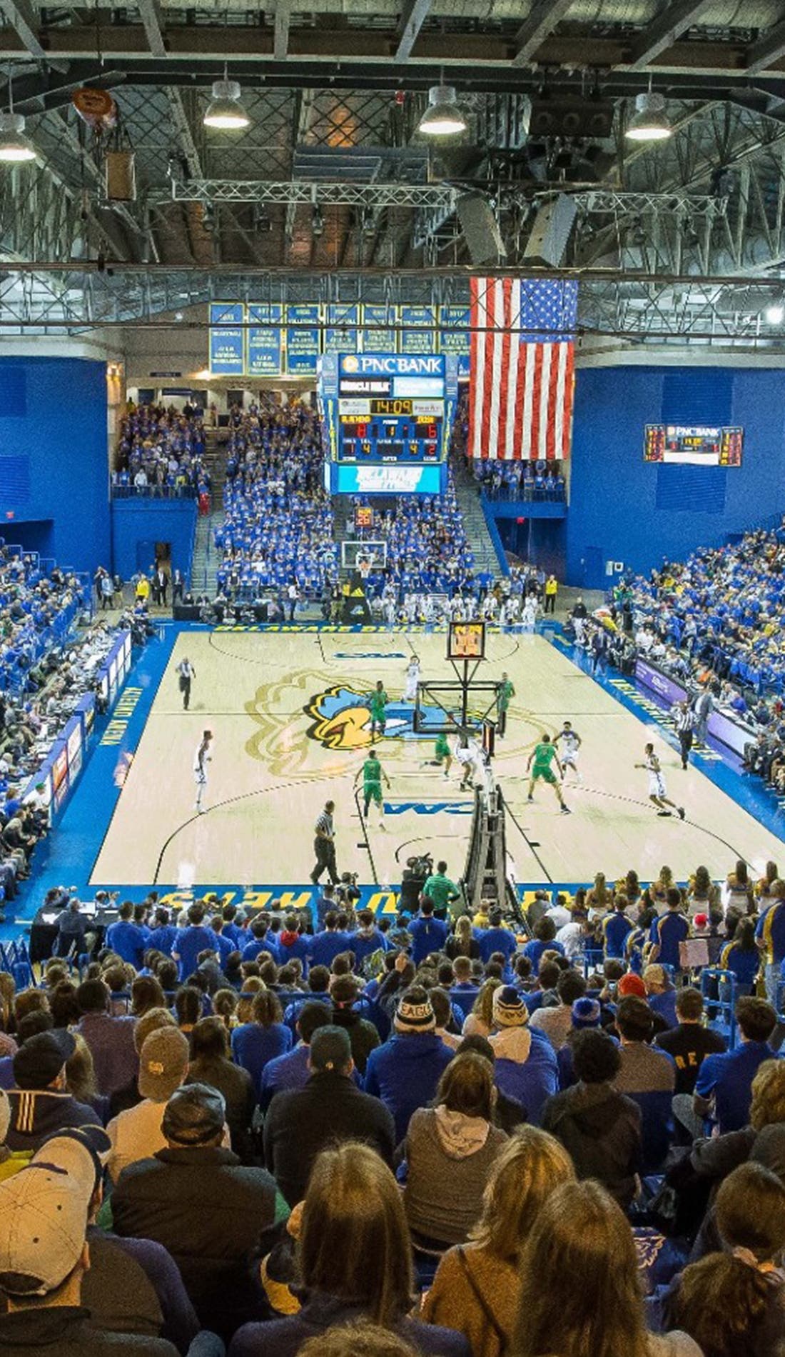Vue d'un siège à un match Delaware Blue Hens Womens Basketball contre Northern Kentucky Norse Womens Basketball, montrant les équipes en action