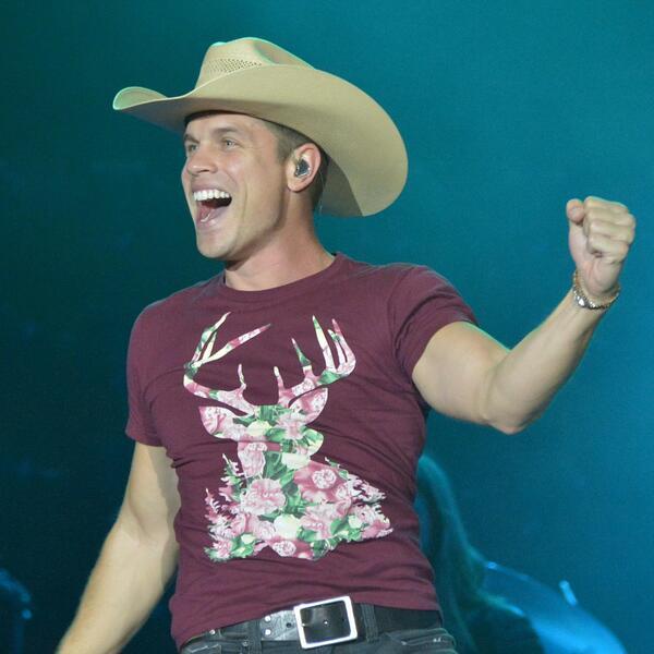 Dustin Lynch image