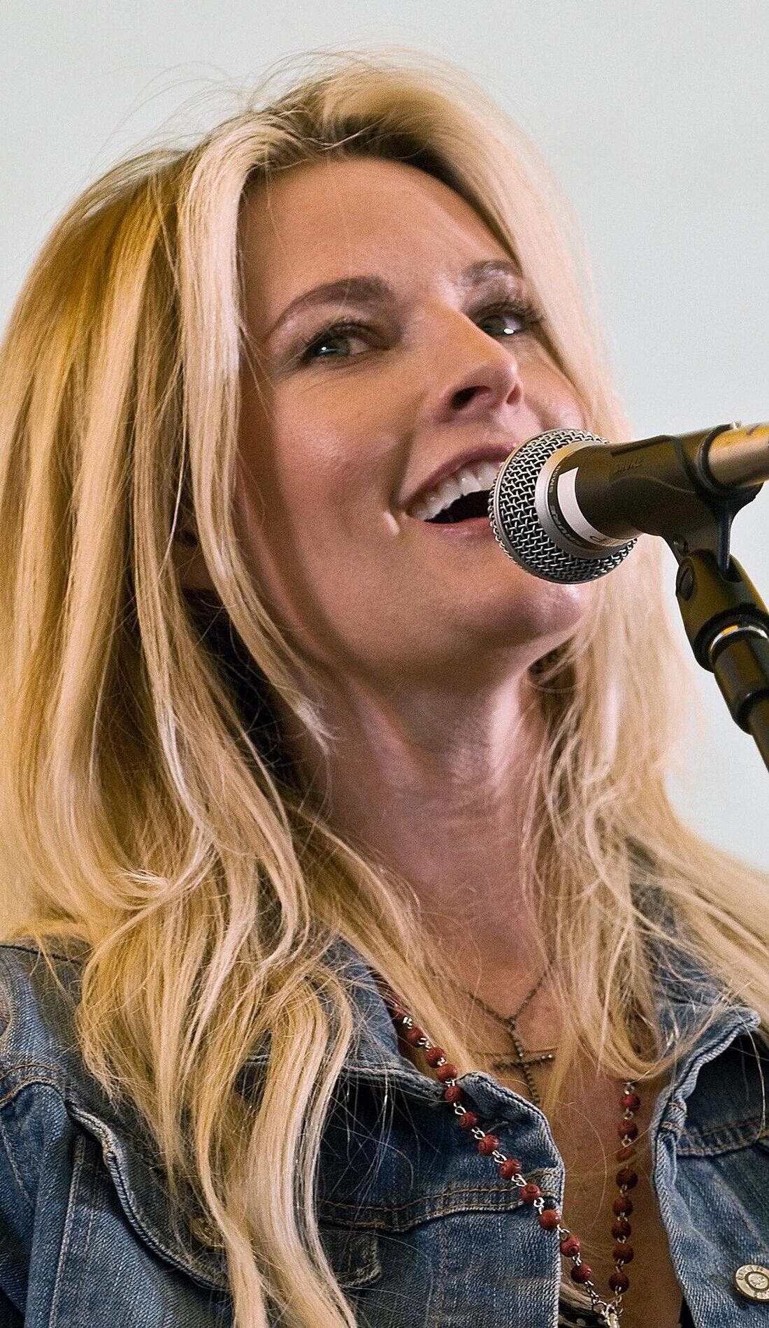 Elizabeth Cook promotional image for upcoming events and ticket sales