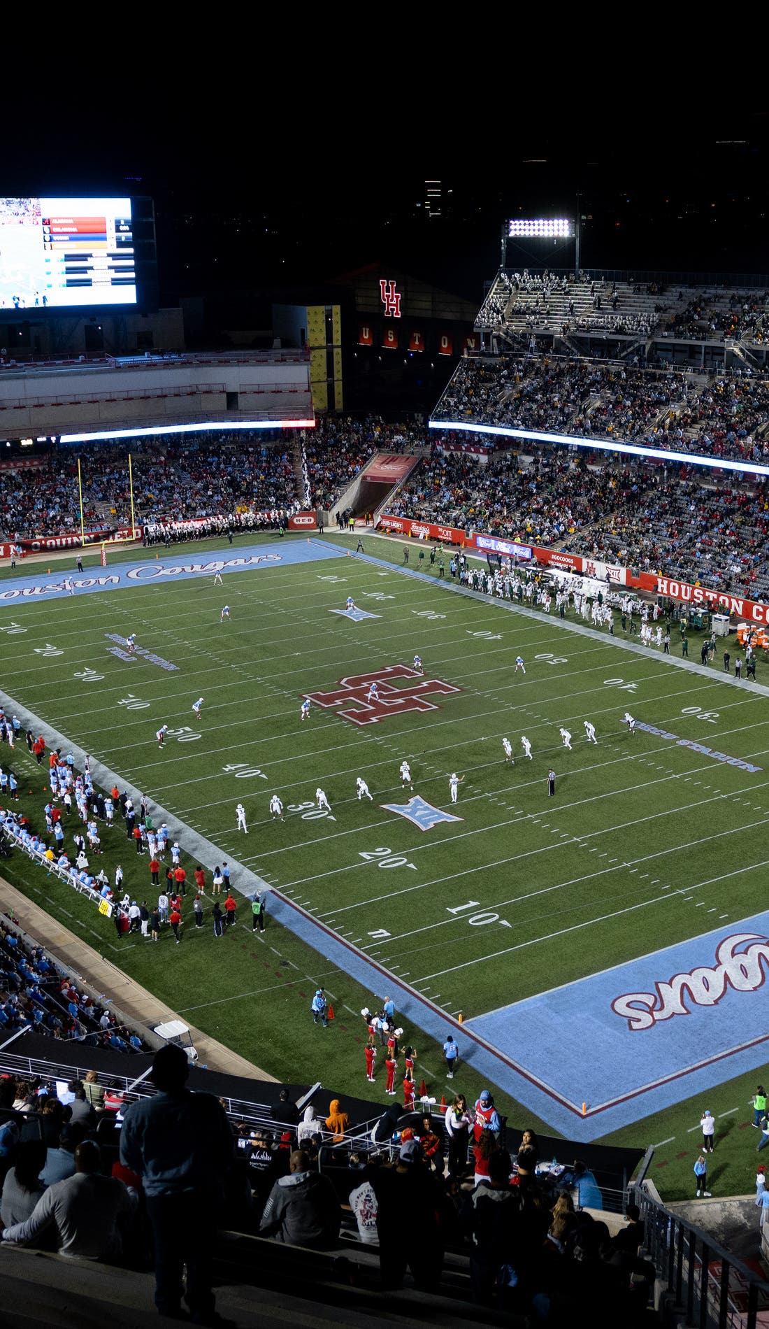 Vue d'un siège à un match Houston Cougars Football contre Prairie View A&M Panthers Football, montrant les équipes en action