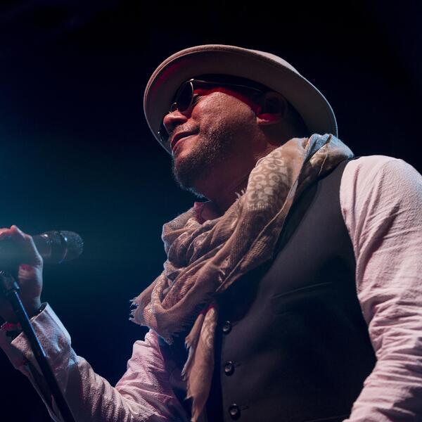 Howard Hewett image