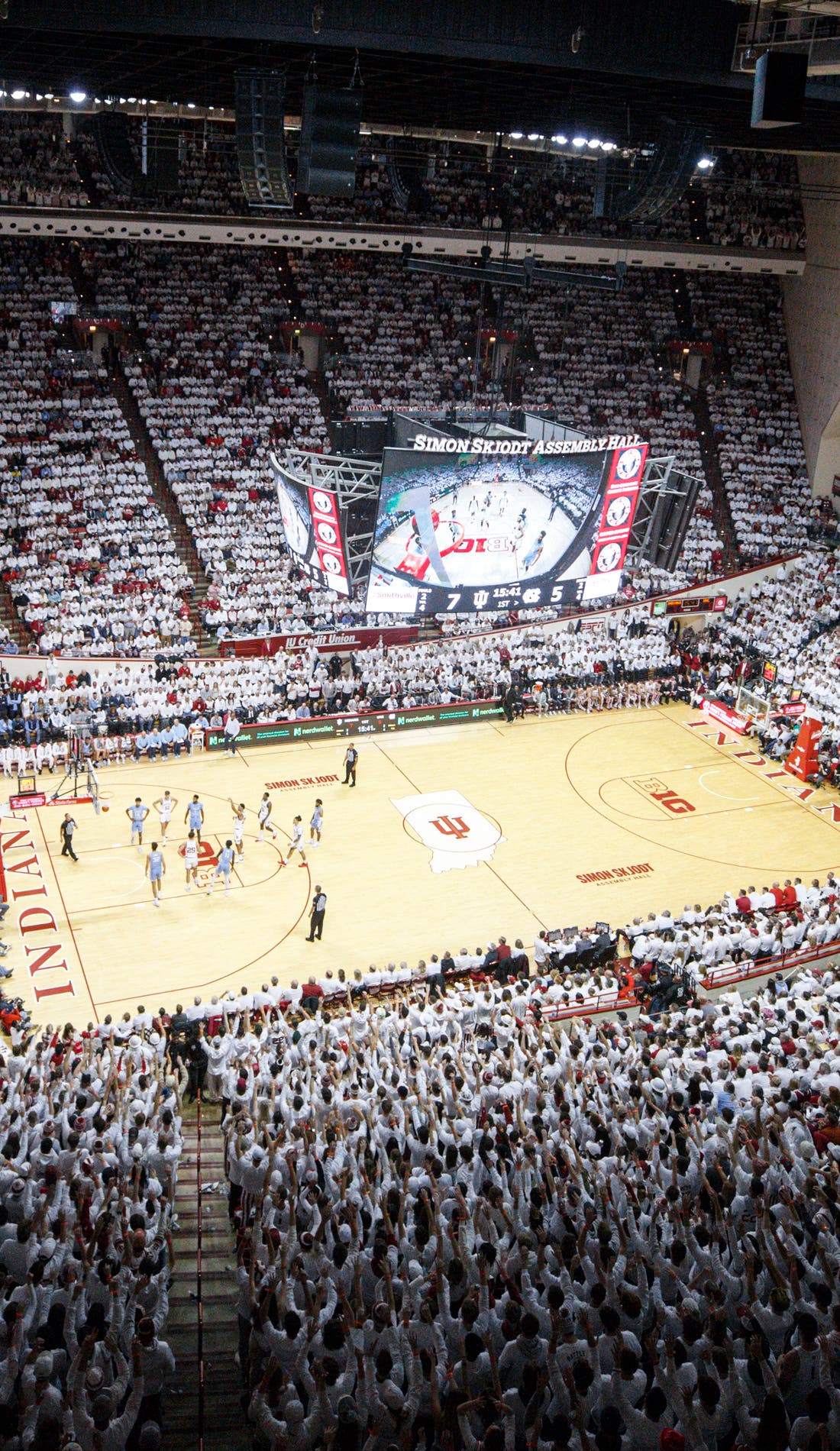 Vue d'un siège à un match Indiana Hoosiers Mens Basketball contre North Florida Ospreys Mens Basketball, montrant les équipes en action