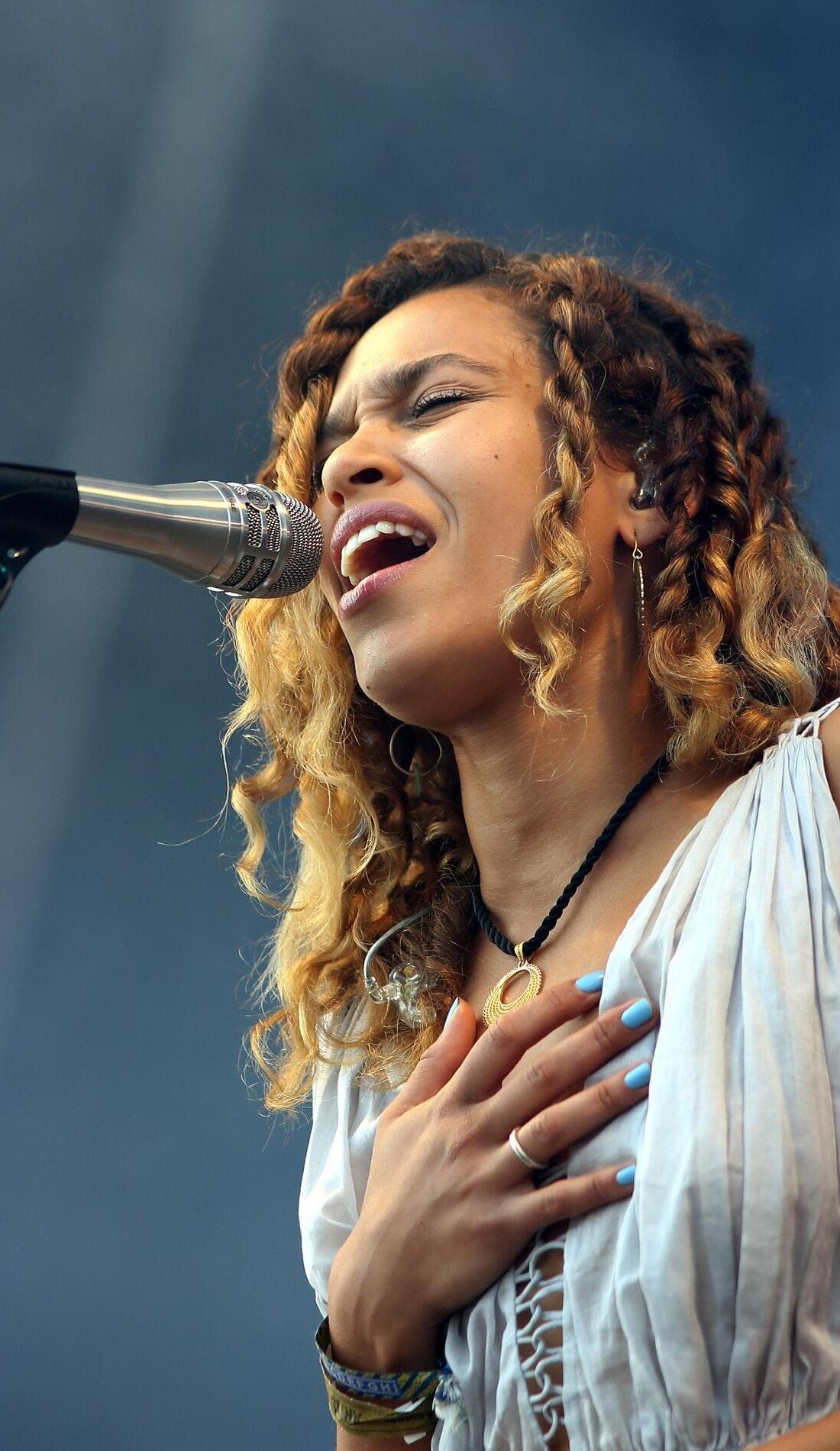 Izzy Bizu promotional image for upcoming events and ticket sales