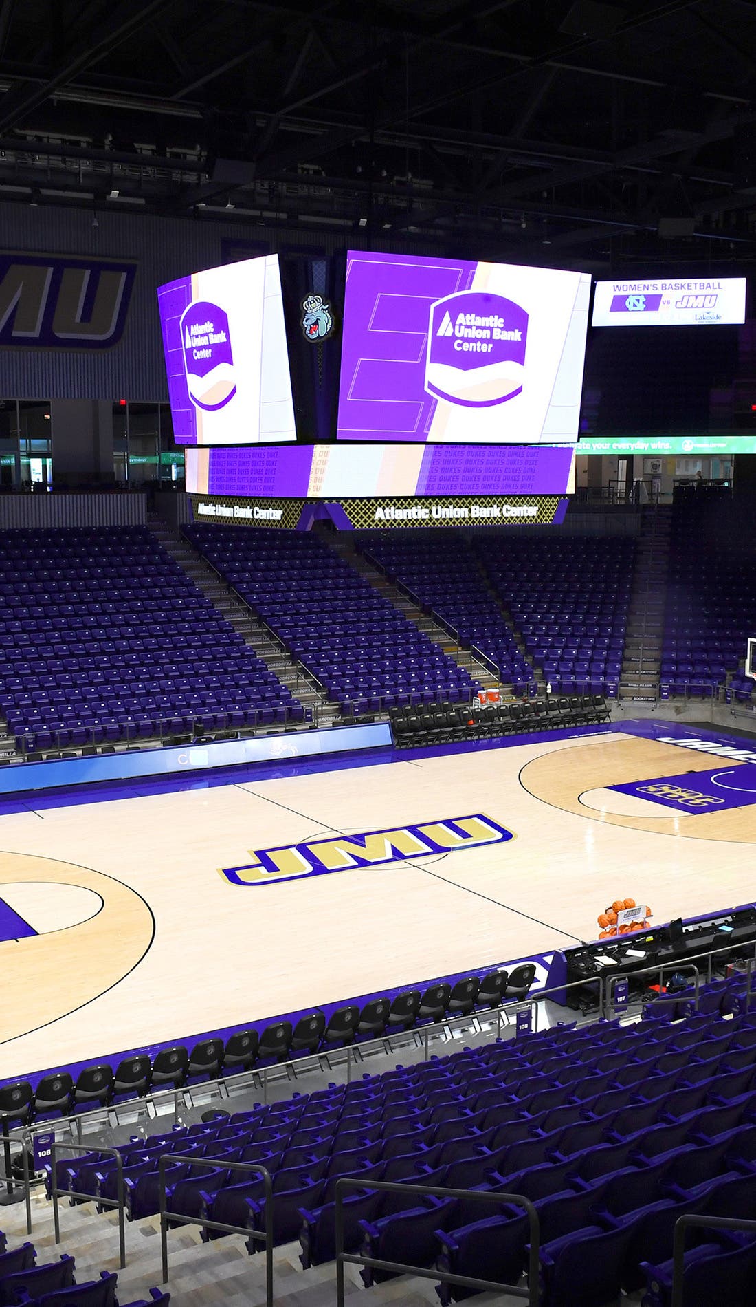 Vue d'un siège à un match James Madison Dukes Womens Basketball contre Hofstra Pride Womens Basketball, montrant les équipes en action
