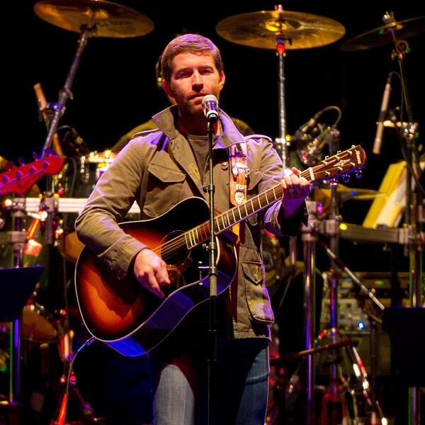 Josh Turner image