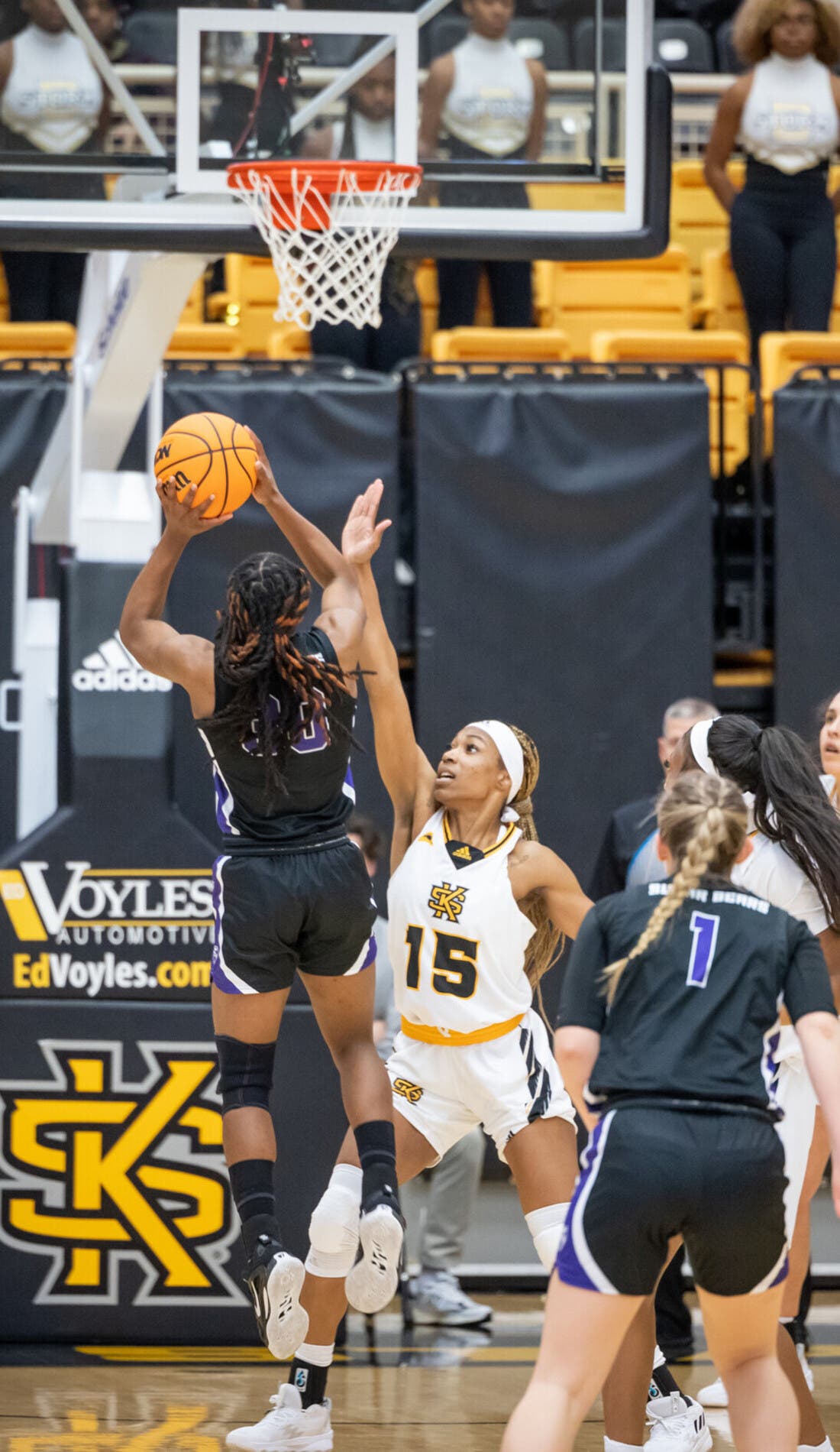 Vue d'un siège à un match Kennesaw State Owls Womens Basketball contre Mercer Bears Womens Basketball, montrant les équipes en action