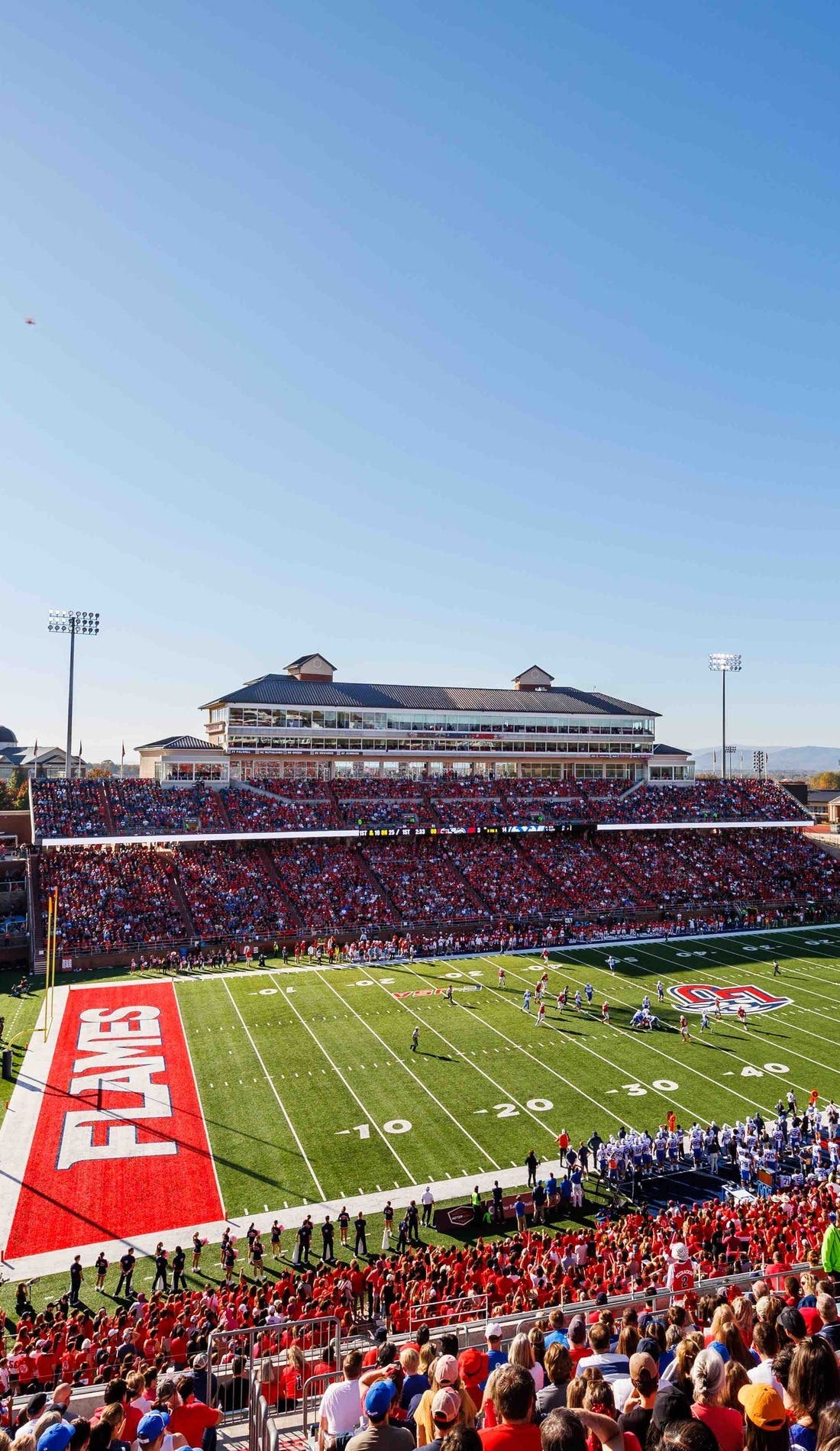 Vue d'un siège à un match Liberty Flames Football contre Auburn Tigers Football, montrant les équipes en action