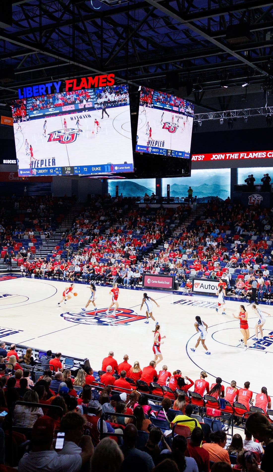 Vue d'un siège à un match Liberty Flames Womens Basketball contre Radford Highlanders Womens Basketball, montrant les équipes en action