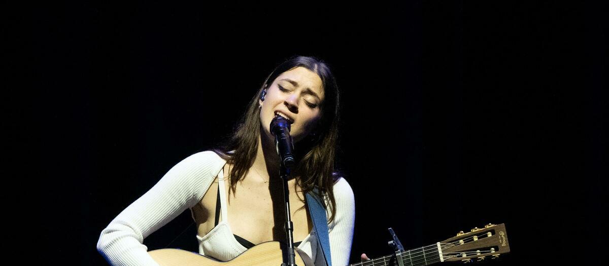 Lizzy McAlpine live — Agganis Arena, Boston