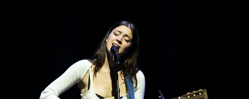 Lizzy McAlpine at Thebarton Theatre