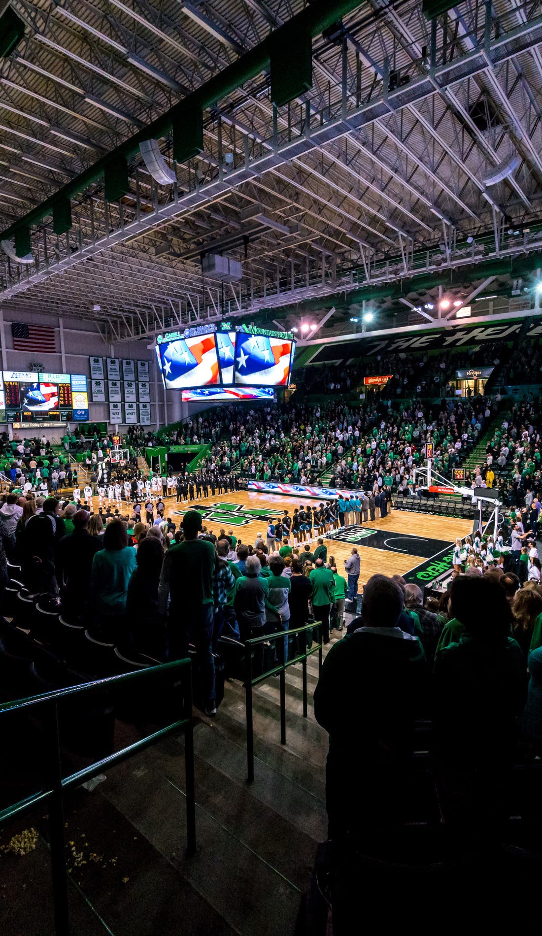 Vue d'un siège à un match Marshall Thundering Herd Mens Basketball contre Savannah State Tigers Mens Basketball, montrant les équipes en action