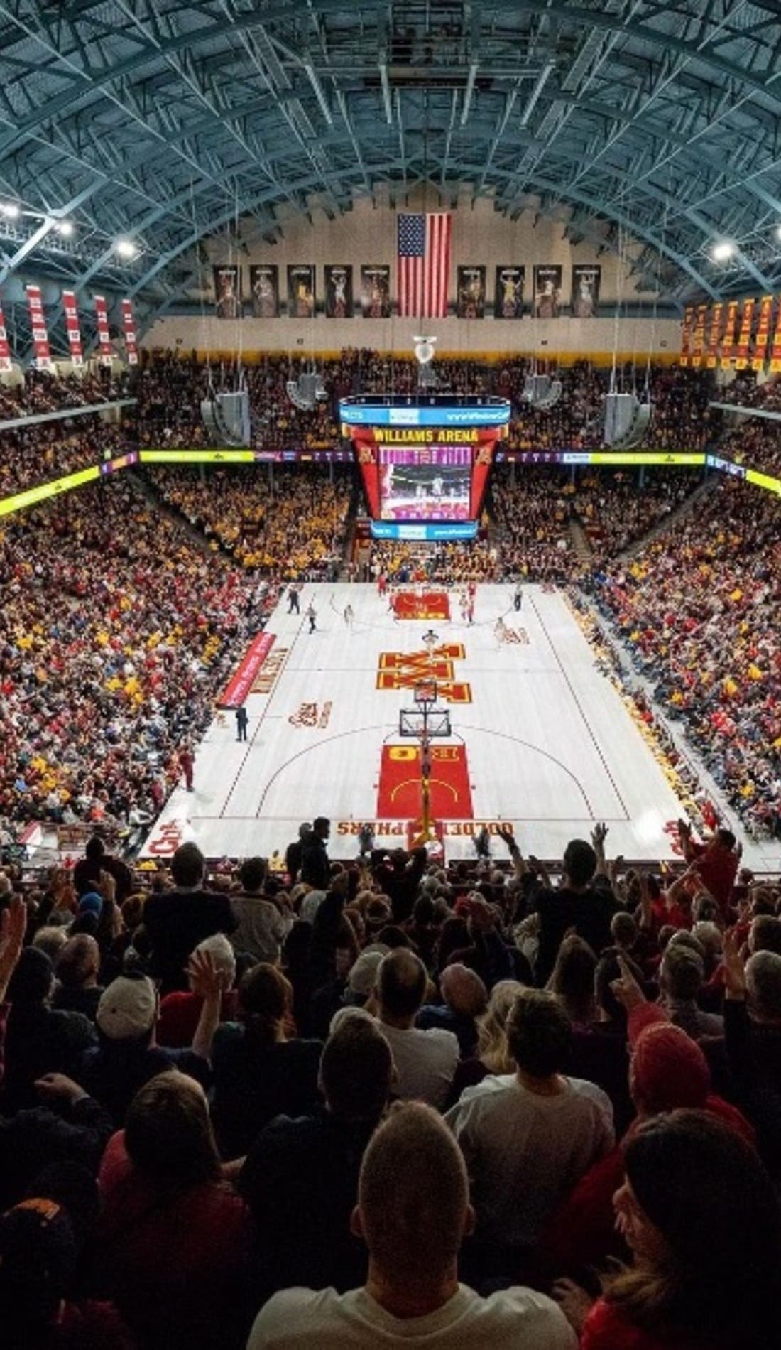 Vue d'un siège à un match Minnesota Golden Gophers Mens Basketball contre Saint Mary's Gaels Mens Basketball, montrant les équipes en action