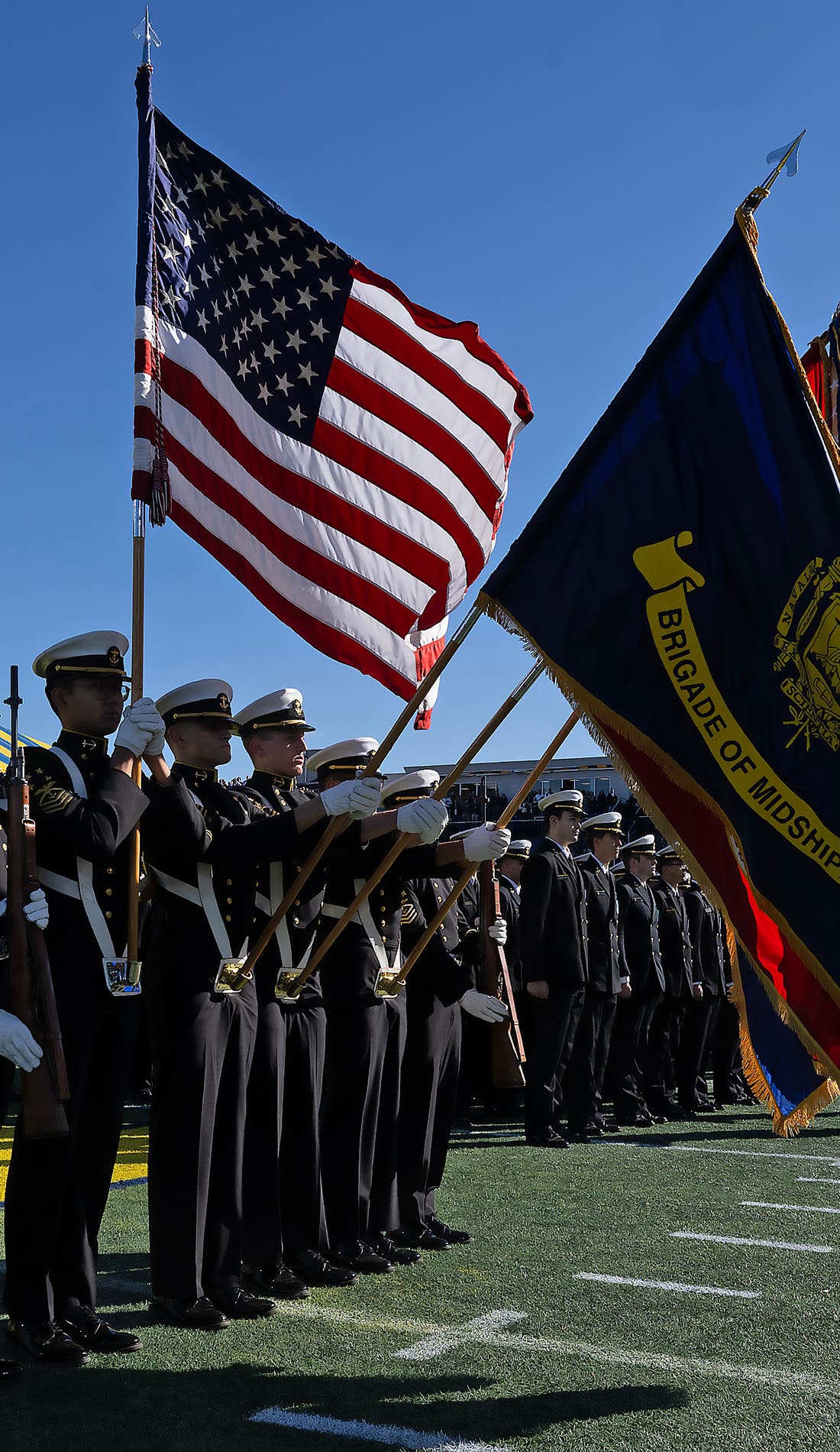 Vue d'un siège à un match Navy Midshipmen Football contre Delaware Blue Hens Football, montrant les équipes en action