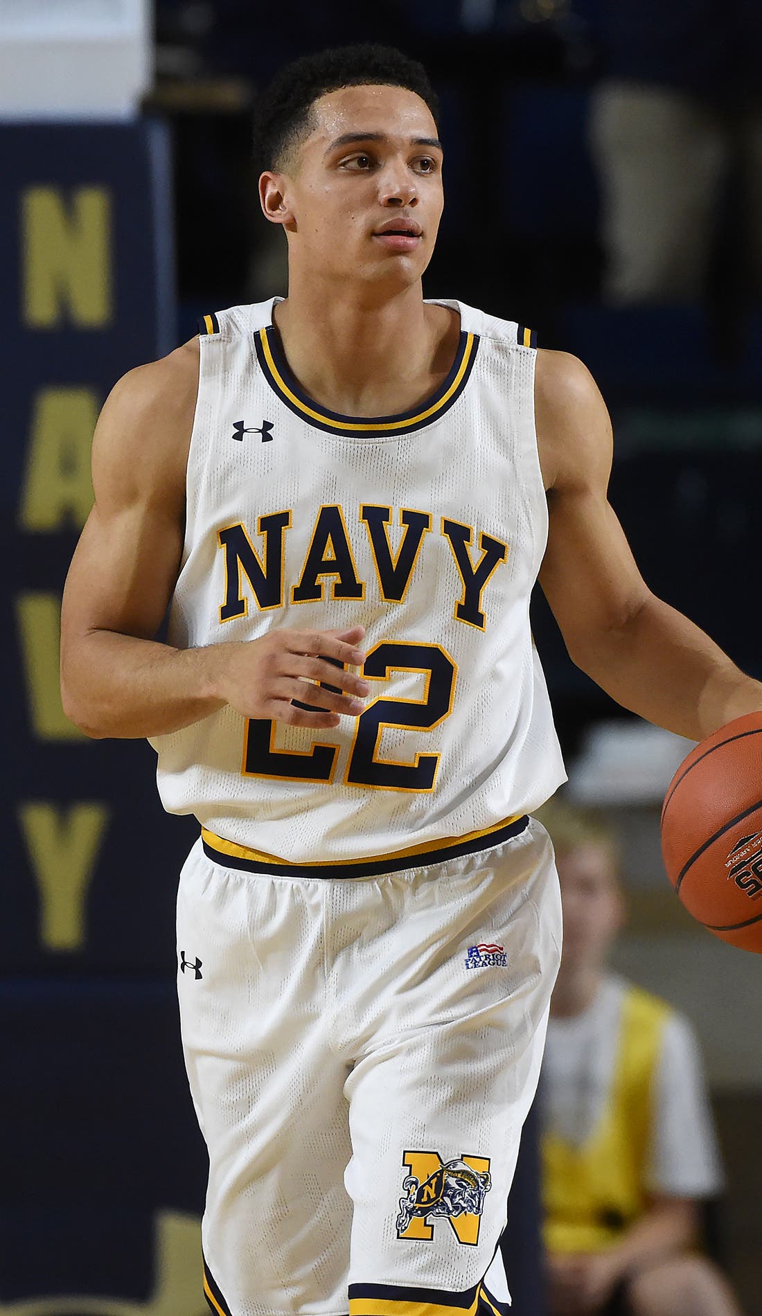 Vue d'un siège à un match Navy Midshipmen Mens Basketball contre Lipscomb Bisons Mens Basketball, montrant les équipes en action
