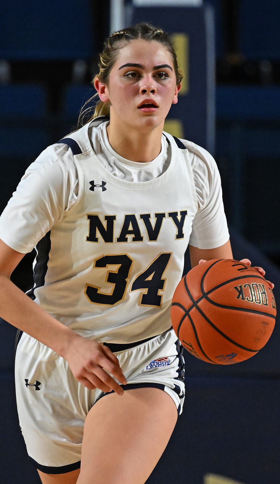 Vue d'un siège à un match Navy Midshipmen Womens Basketball contre Portland State Vikings Womens Basketball, montrant les équipes en action