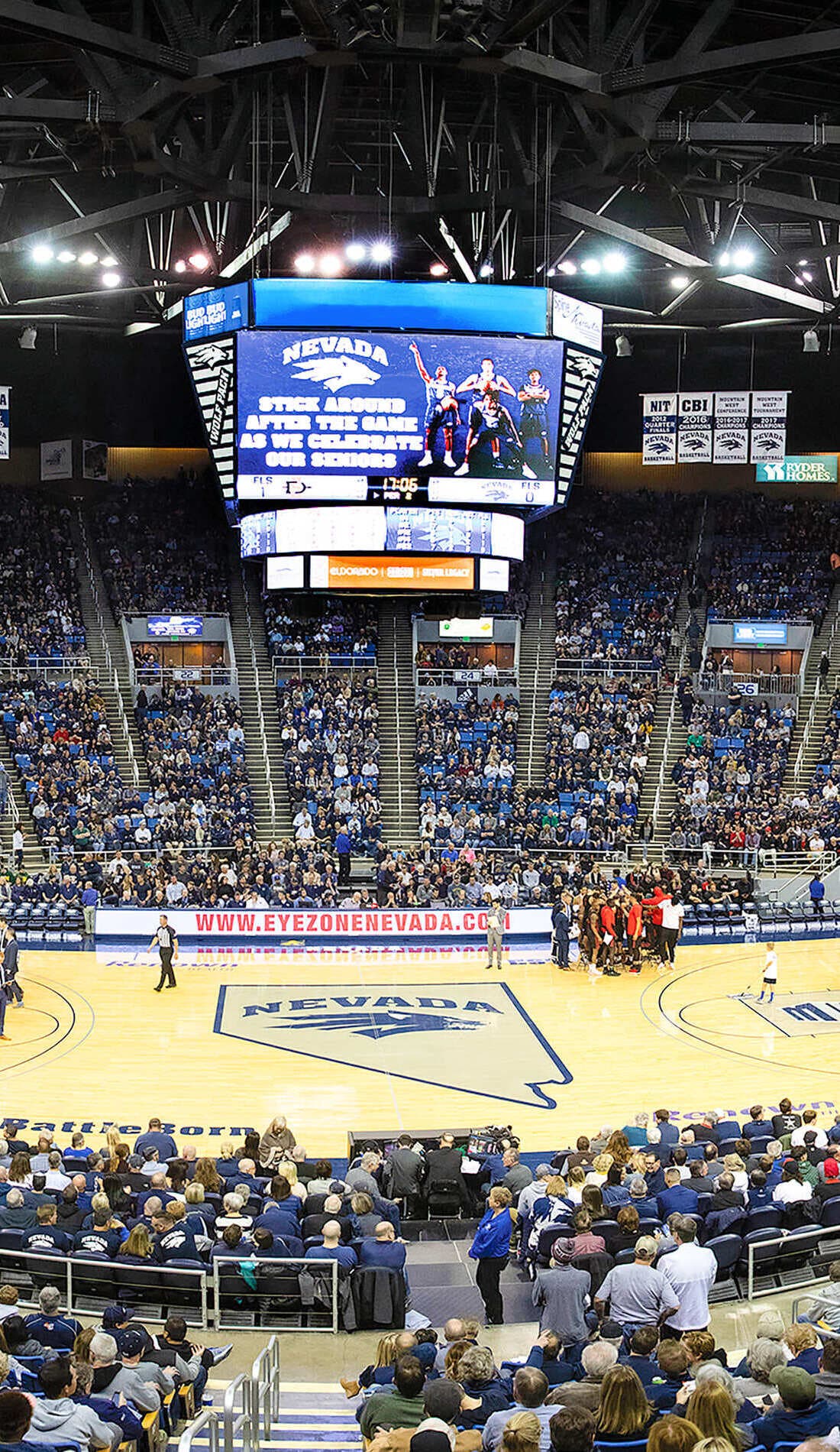 Vue d'un siège à un match Nevada Wolf Pack Mens Basketball contre Grand Canyon Lopes Mens Basketball, montrant les équipes en action