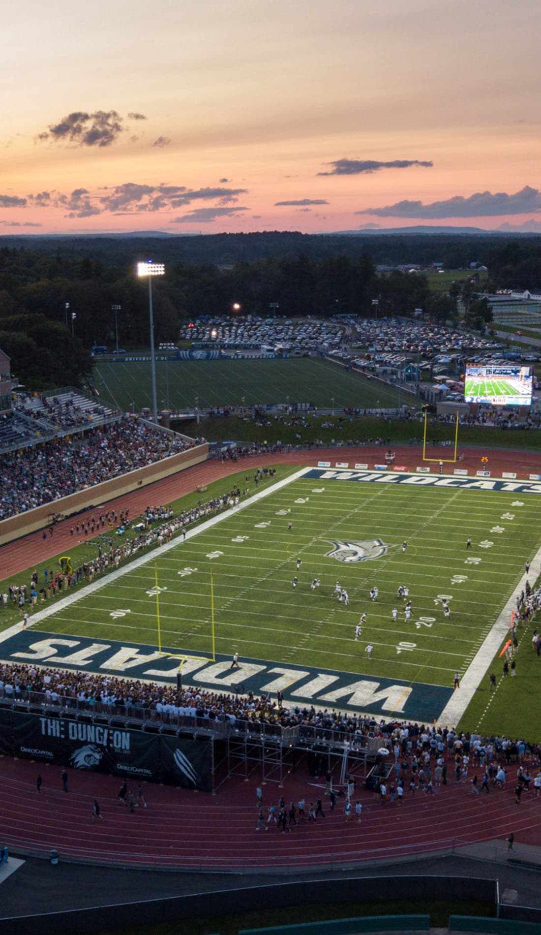 Vue d'un siège à un match New Hampshire Wildcats Football contre Dartmouth Big Green Football, montrant les équipes en action