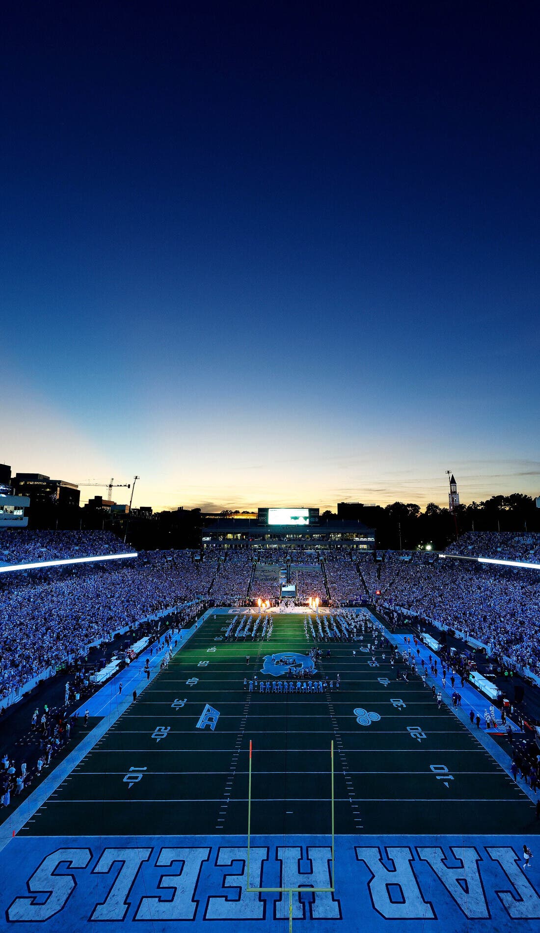 Vue d'un siège à un match North Carolina Tar Heels Football contre Delaware Blue Hens Football, montrant les équipes en action