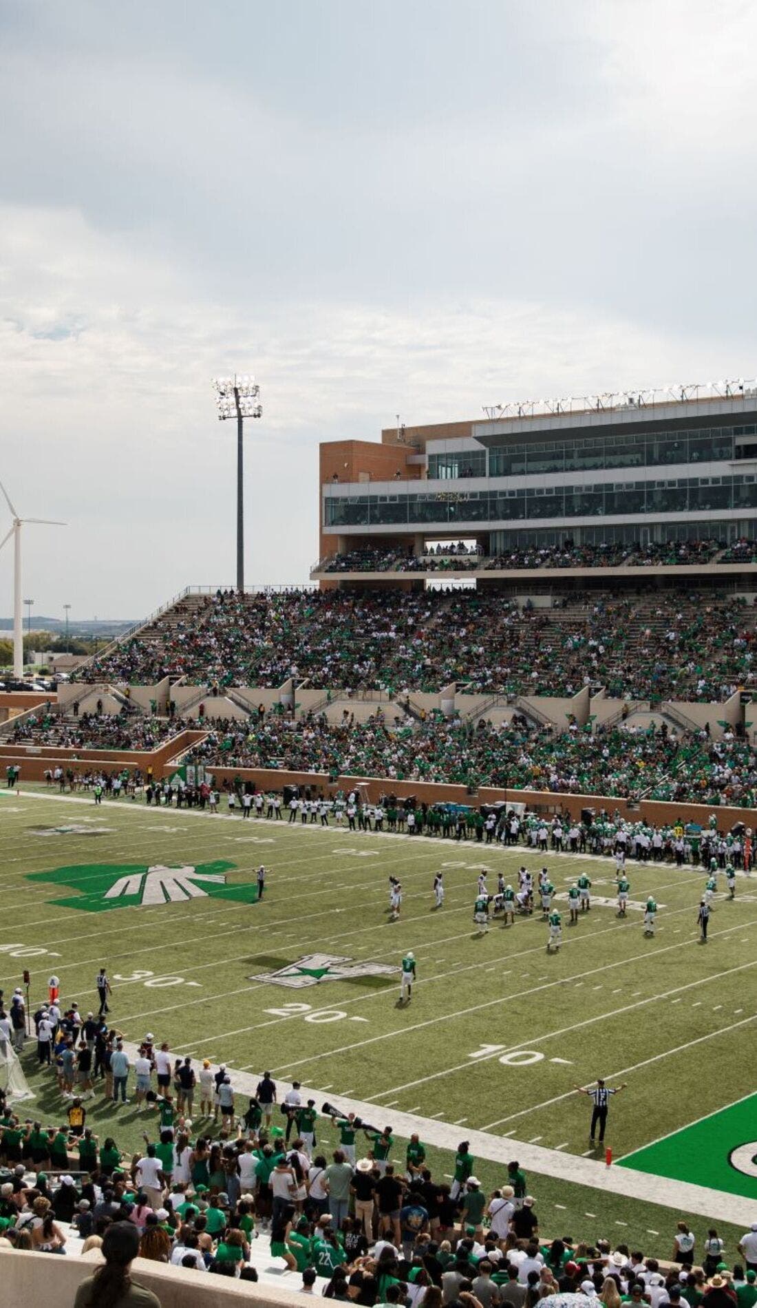 Vue d'un siège à un match North Texas Mean Green Football contre Bethune-Cookman Wildcats Football, montrant les équipes en action