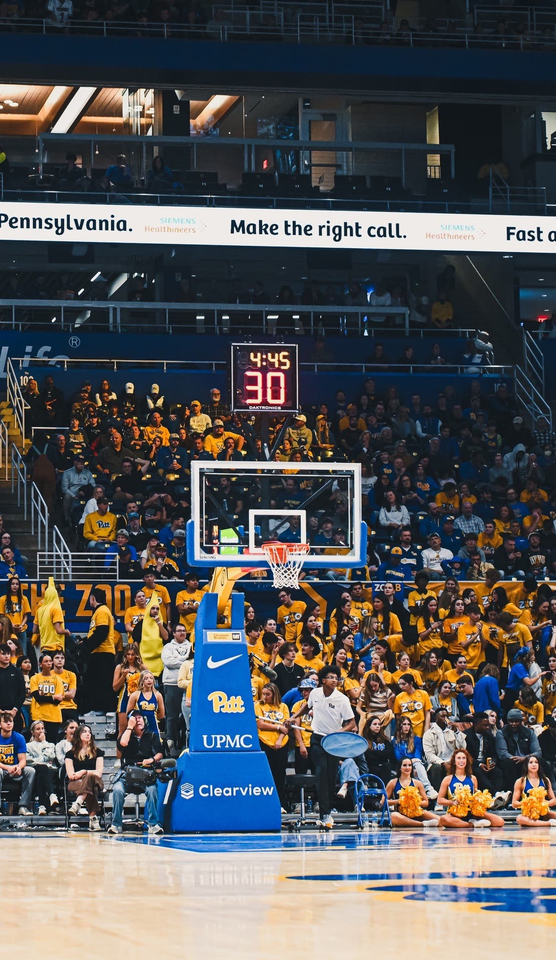 Vue d'un siège à un match Pittsburgh Panthers Womens Basketball contre Notre Dame Fighting Irish Womens Basketball, montrant les équipes en action