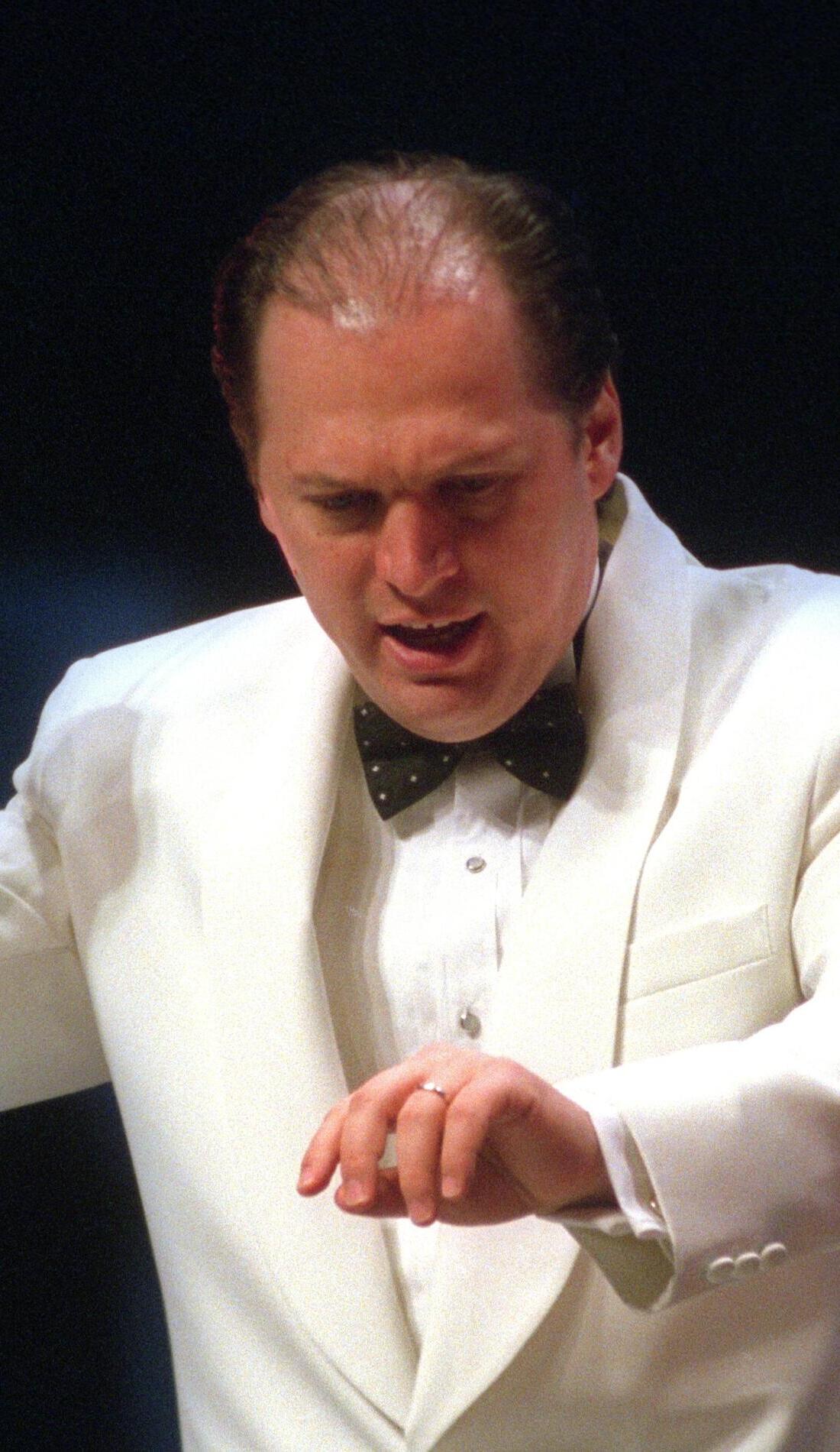 Roberto Minczuk promotional image for upcoming events and ticket sales