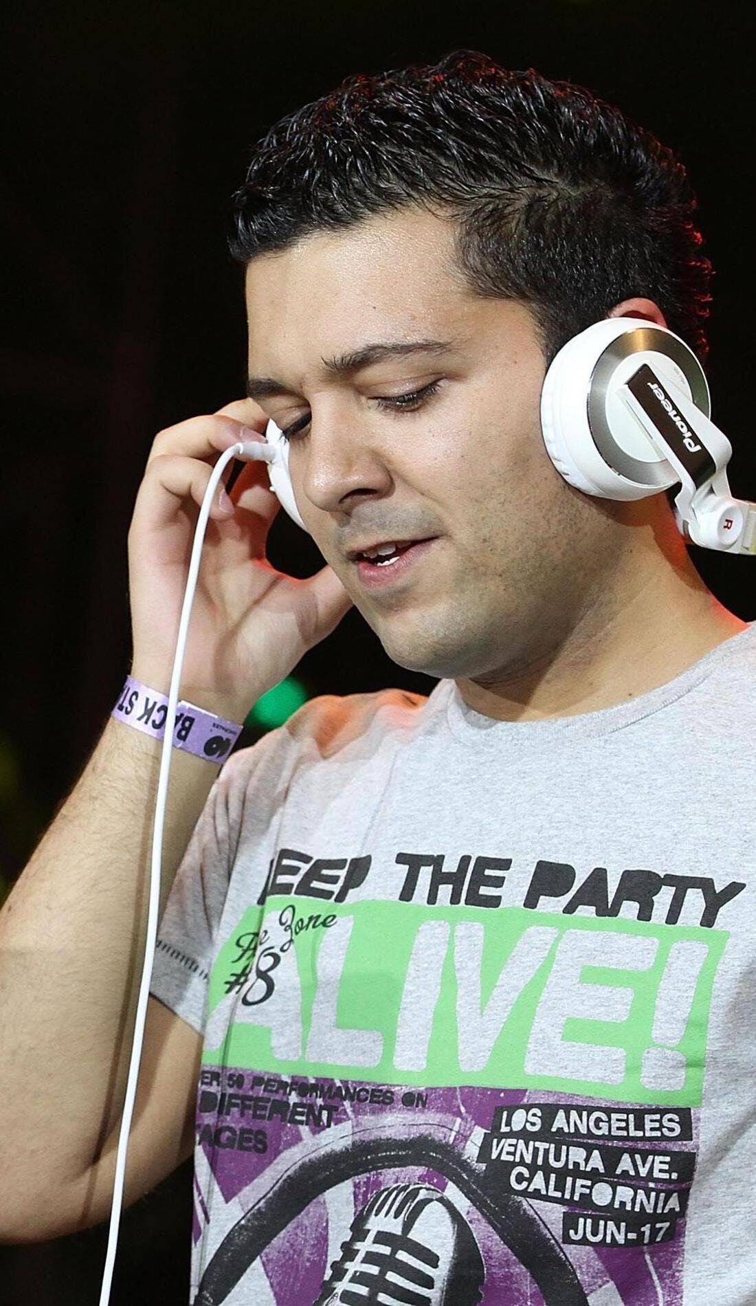 Promotional image for Sak Noel parking