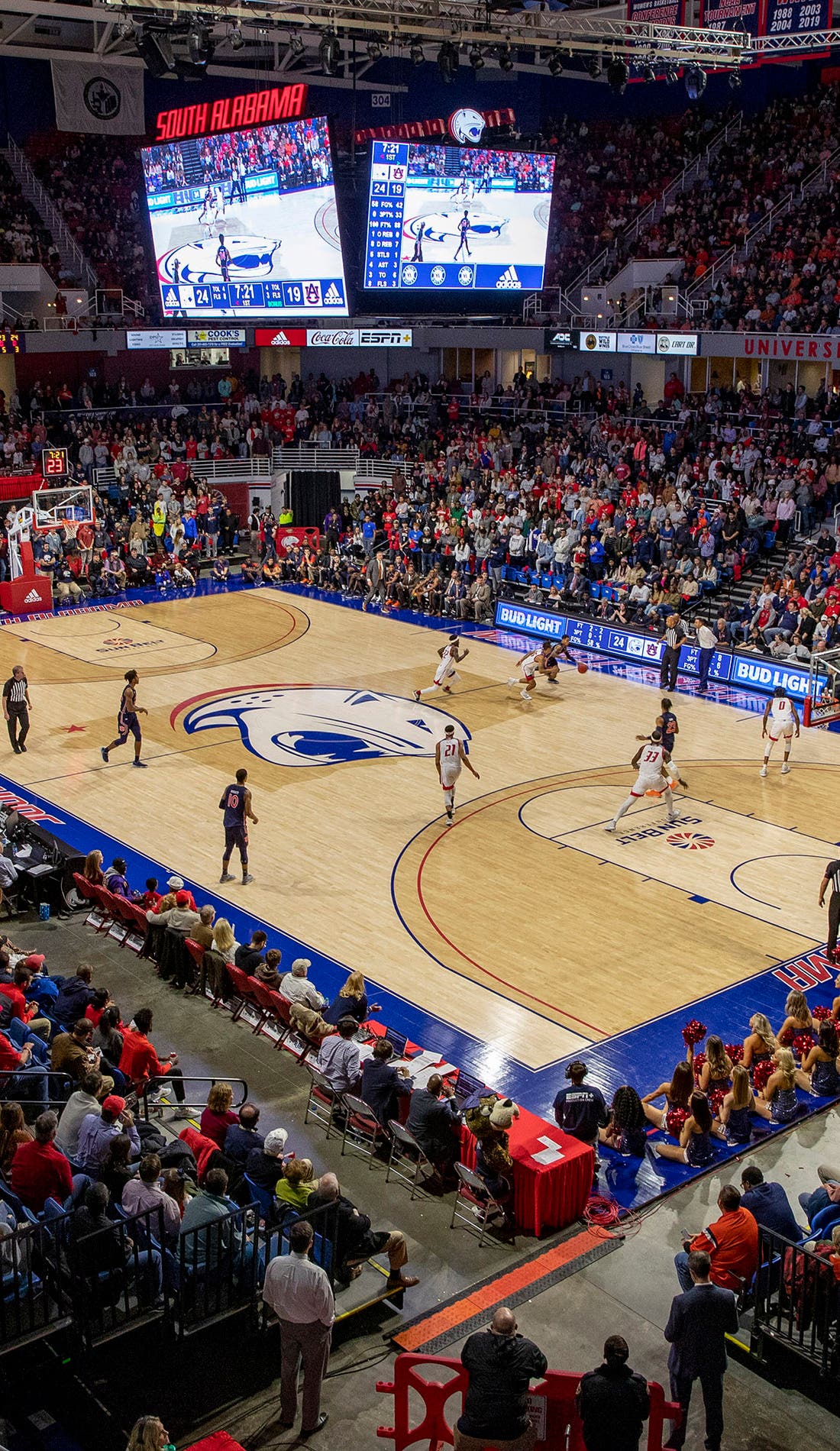 Vue d'un siège à un match South Alabama Jaguars Mens Basketball contre Alabama A&M Bulldogs Mens Basketball, montrant les équipes en action