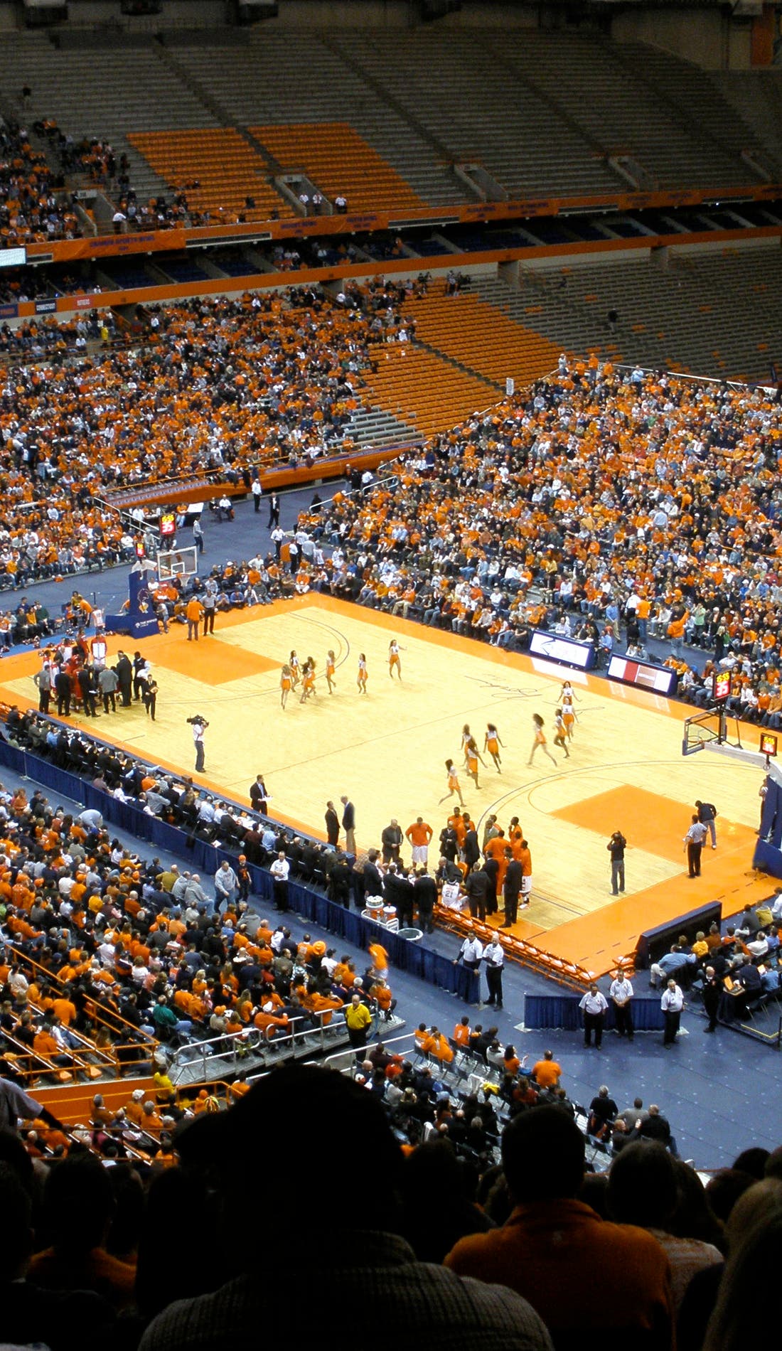 Vue d'un siège à un match Syracuse Orange Mens Basketball contre Iowa Hawkeyes Mens Basketball, montrant les équipes en action