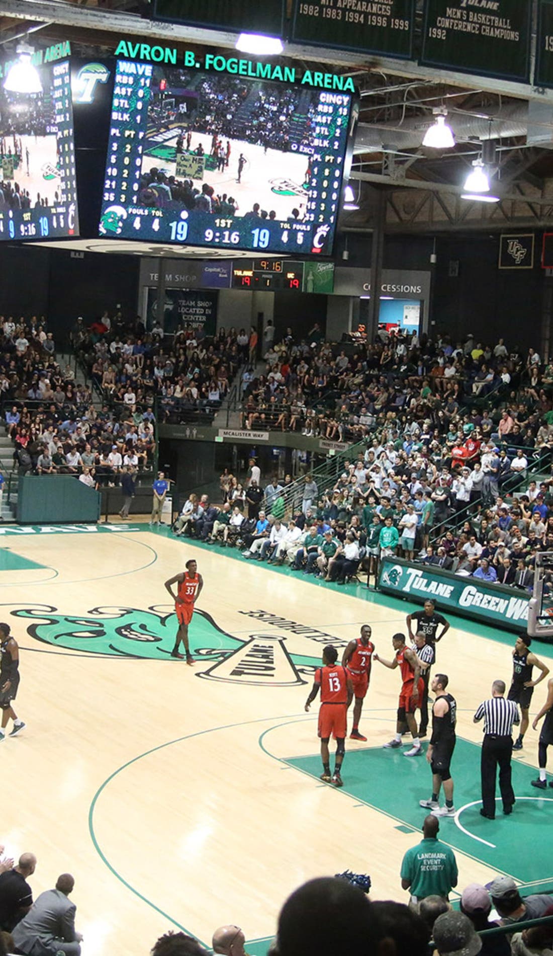 Vue d'un siège à un match Tulane Green Wave Mens Basketball contre Liberty Flames Mens Basketball, montrant les équipes en action