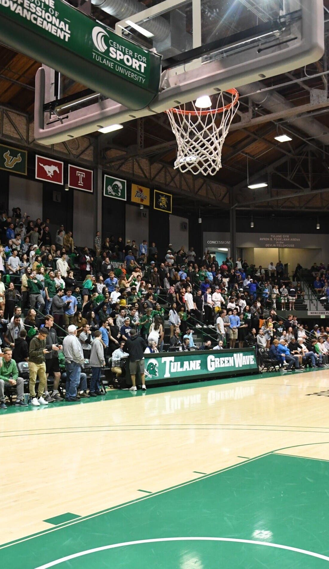 Vue d'un siège à un match Tulane Green Wave Womens Basketball contre East Carolina Pirates Womens Basketball, montrant les équipes en action