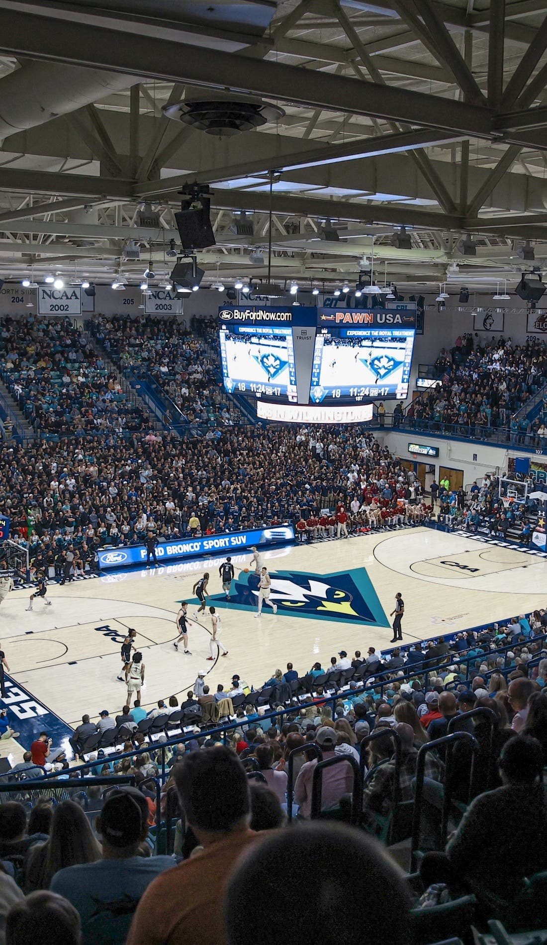 Vue d'un siège à un match UNC Wilmington Seahawks Mens Basketball contre William Peace Pacers Mens Basketball, montrant les équipes en action