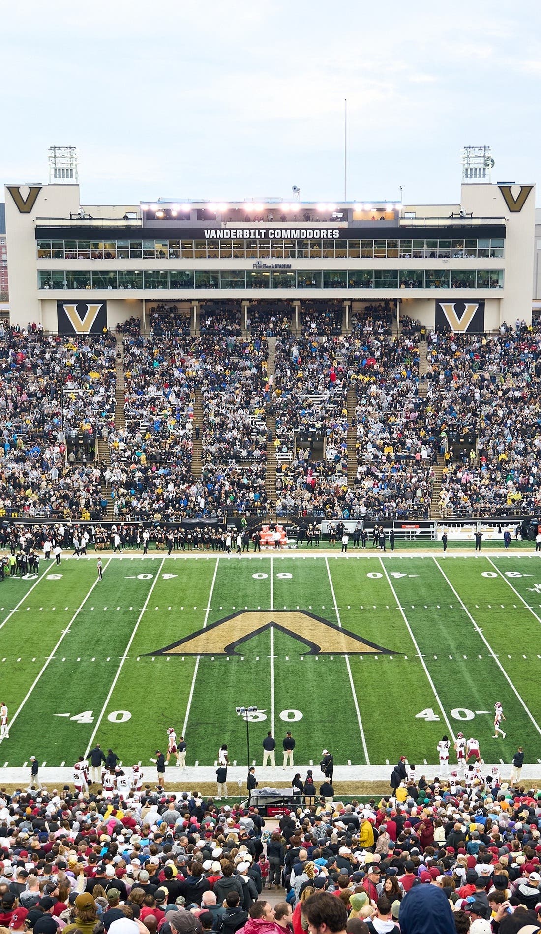 Vue d'un siège à un match Vanderbilt Commodores Football contre Presbyterian Blue Hose Football, montrant les équipes en action