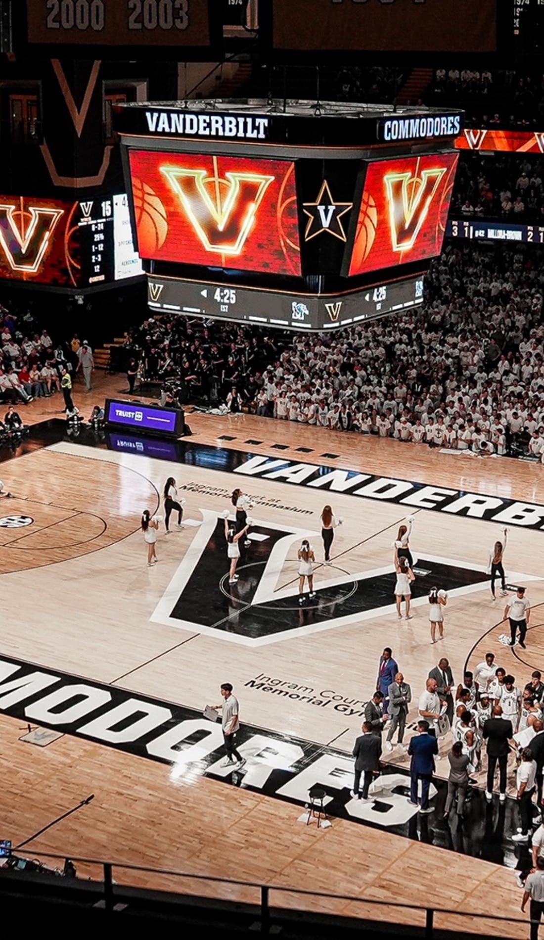 Vue d'un siège à un match Vanderbilt Commodores Mens Basketball contre Savannah State Tigers Mens Basketball, montrant les équipes en action