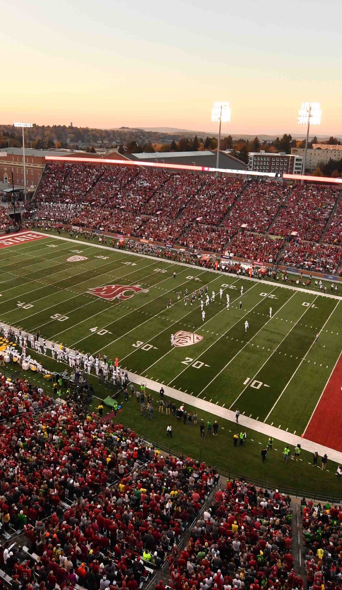 Vue d'un siège à un match Washington State Cougars Football contre Idaho State Bengals Football, montrant les équipes en action