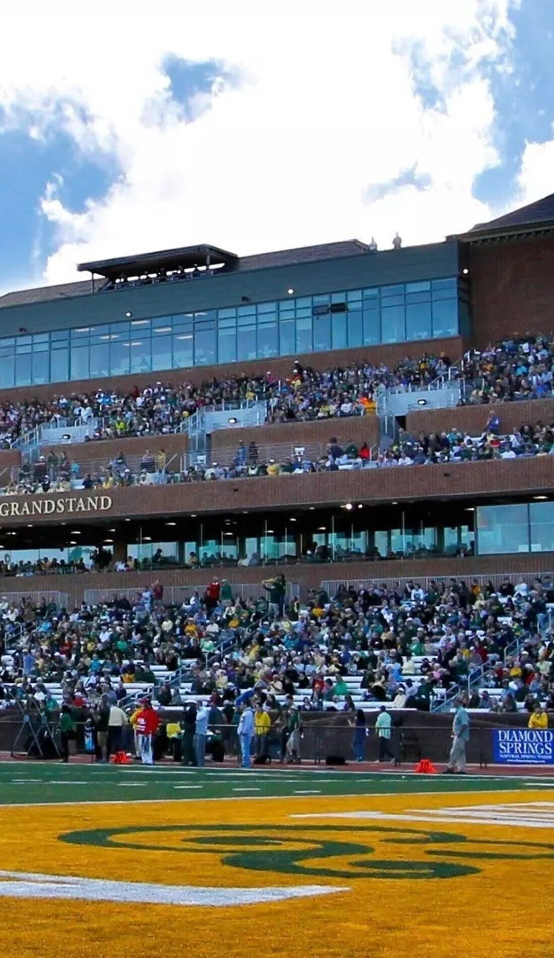 Vue d'un siège à un match William & Mary Tribe Football contre Charlotte 49ers Football, montrant les équipes en action