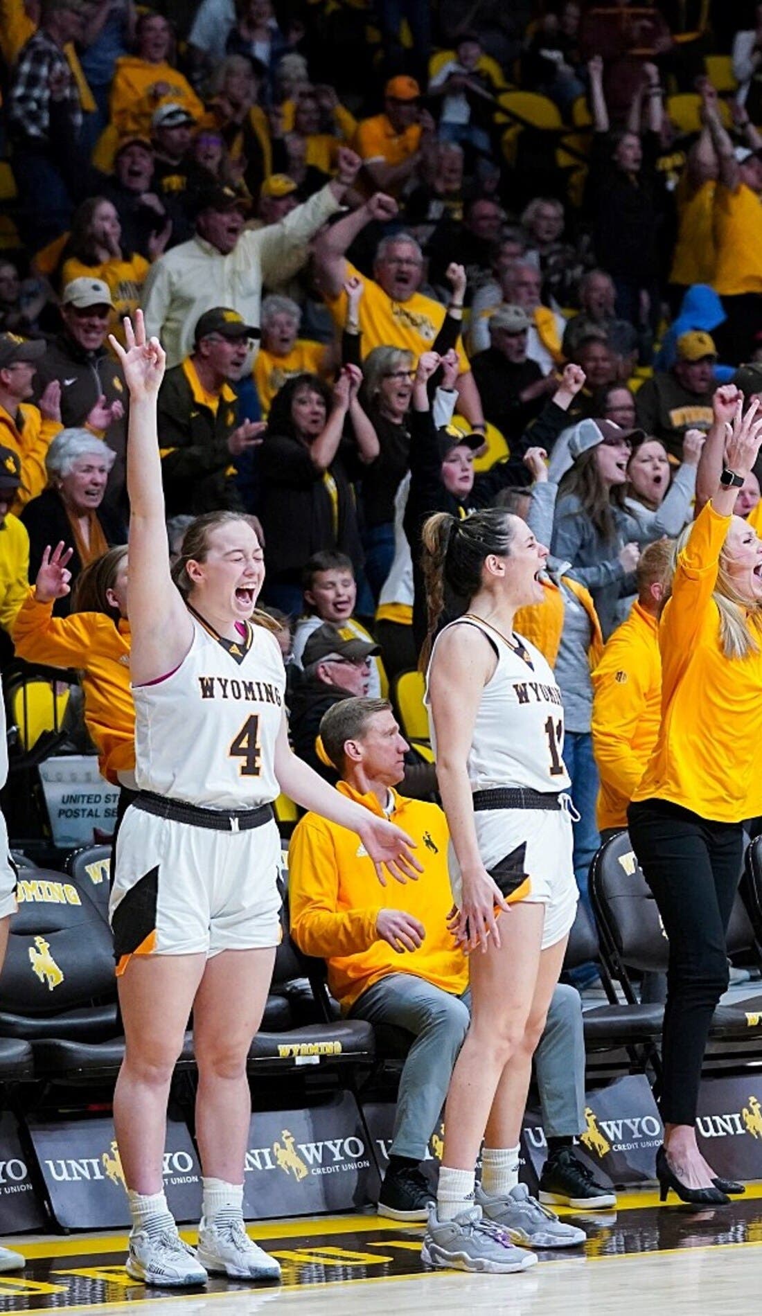 Vue d'un siège à un match Wyoming Cowgirls Womens Basketball contre UNLV Rebels Womens Basketball, montrant les équipes en action