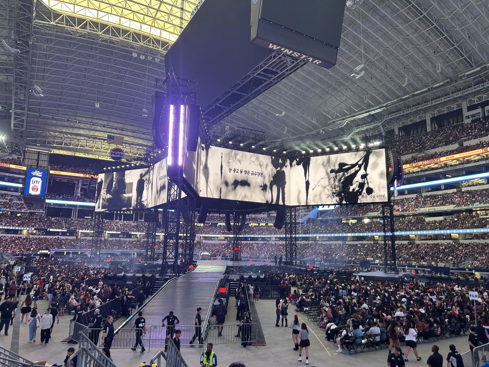 Vue réelle des fans prise de la Section 101 au site AT&T Stadium par Jessica A