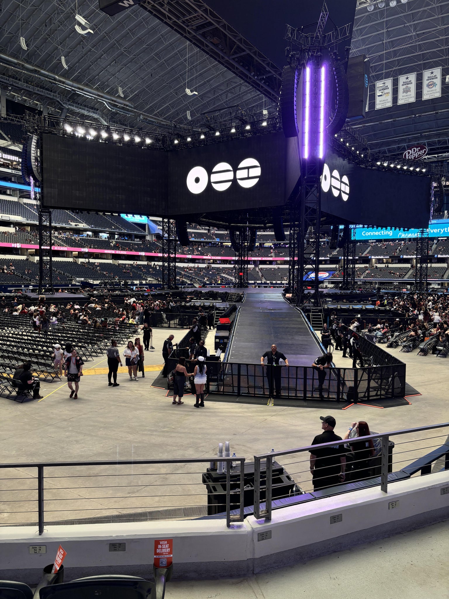 Vue réelle des fans prise de la Section 119 au site AT&T Stadium par Daniela D