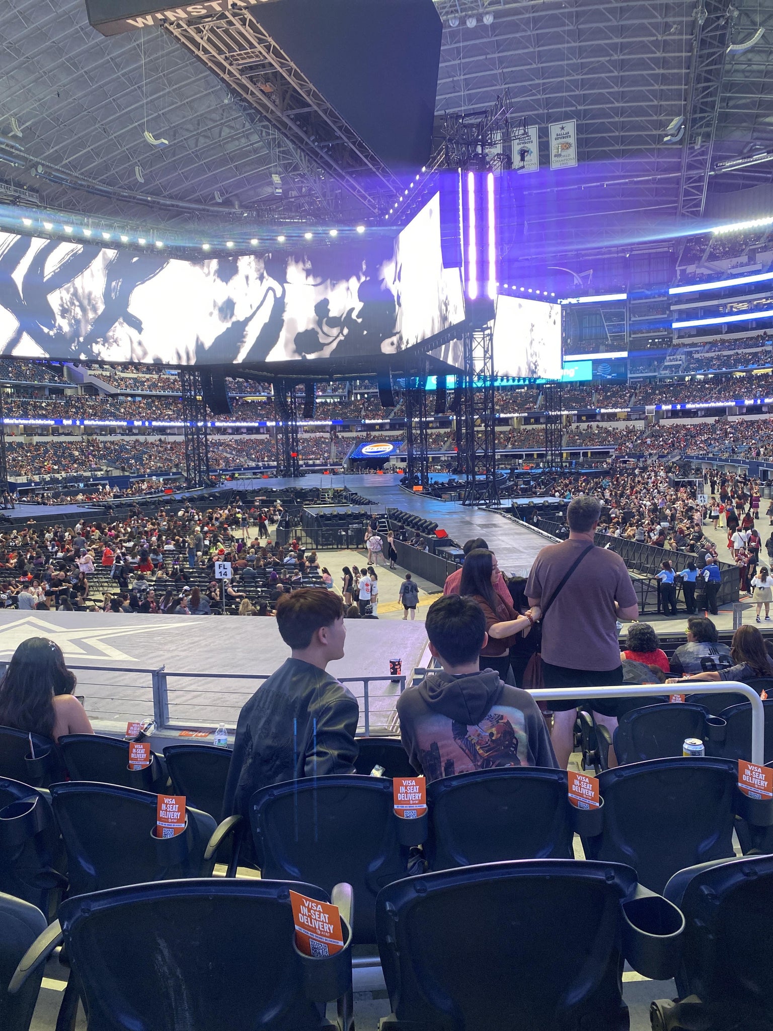 Vue réelle des fans prise de la Section 121 au site AT&T Stadium par Betsy M