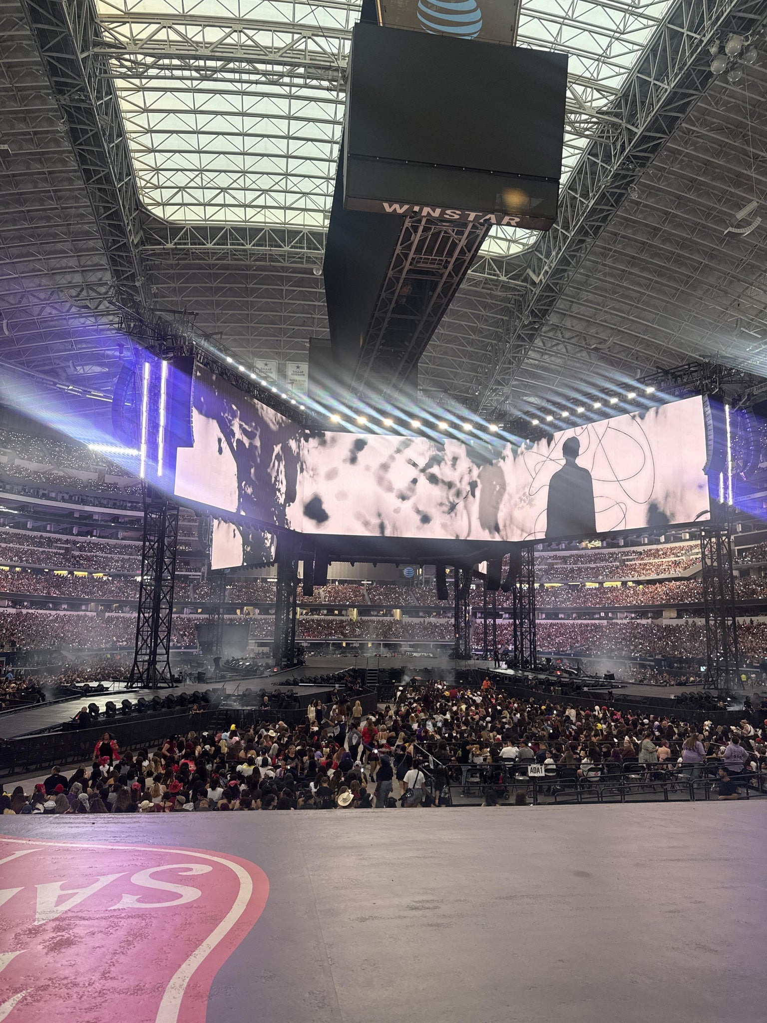 Vue réelle des fans prise de la Section 124 au site AT&T Stadium par Lesly C